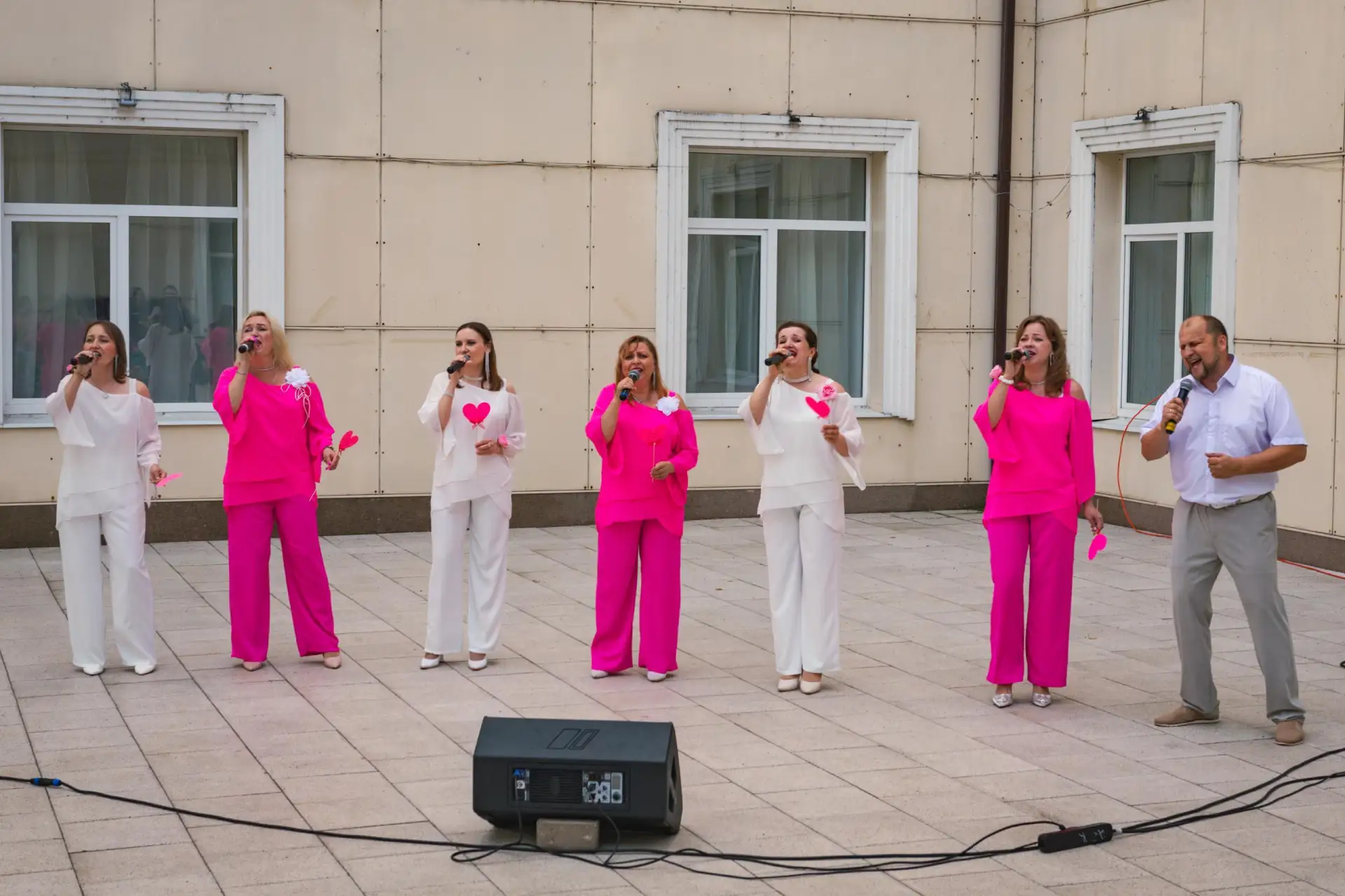 Нам не страшен летний дождь, даже если туча — сплошь! ☔

Вчера в нашем внутреннем дворике прошёл кон
