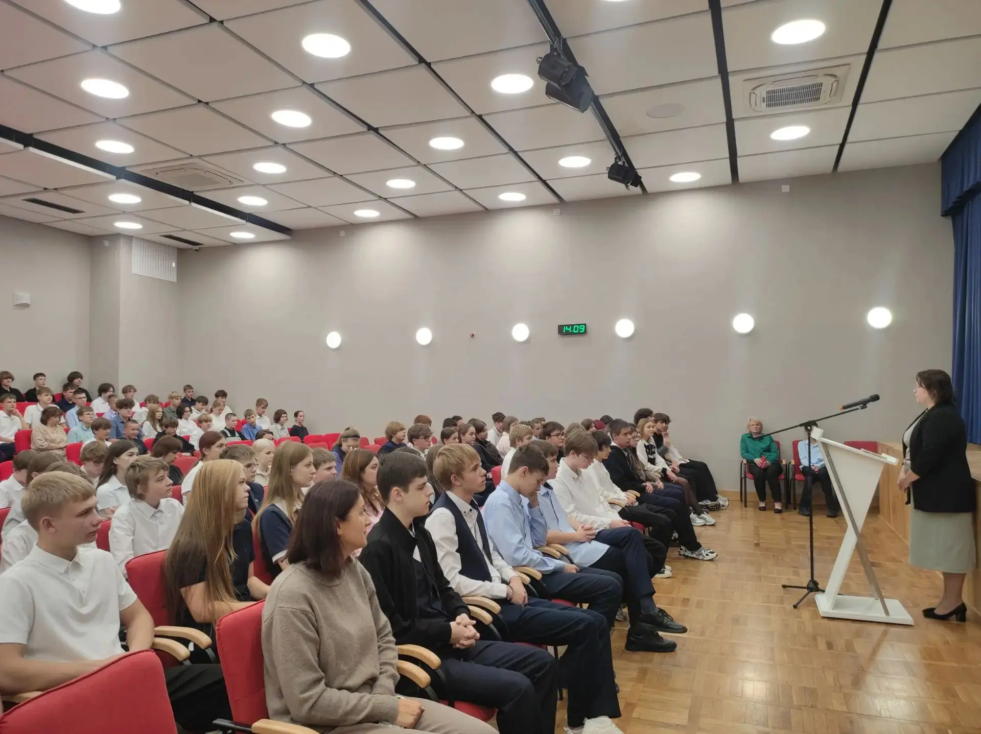 ⚖️ Сегодняшний день в школе №49 начался с линейки, посвящённой правам и обязанностям по...