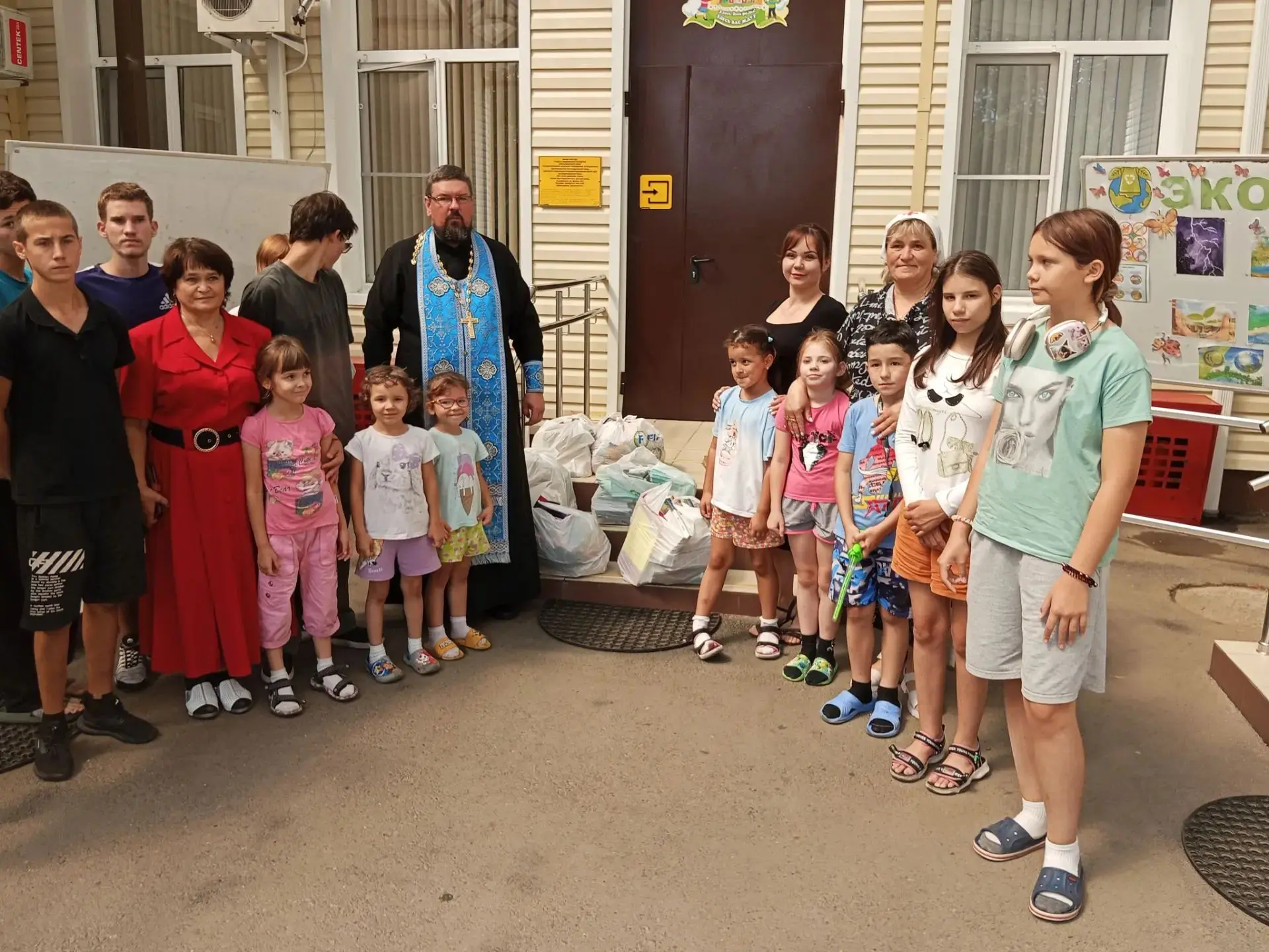 Добрые дела в праздник Успения: как мы помогли детям из «Островка» подготовиться к школе