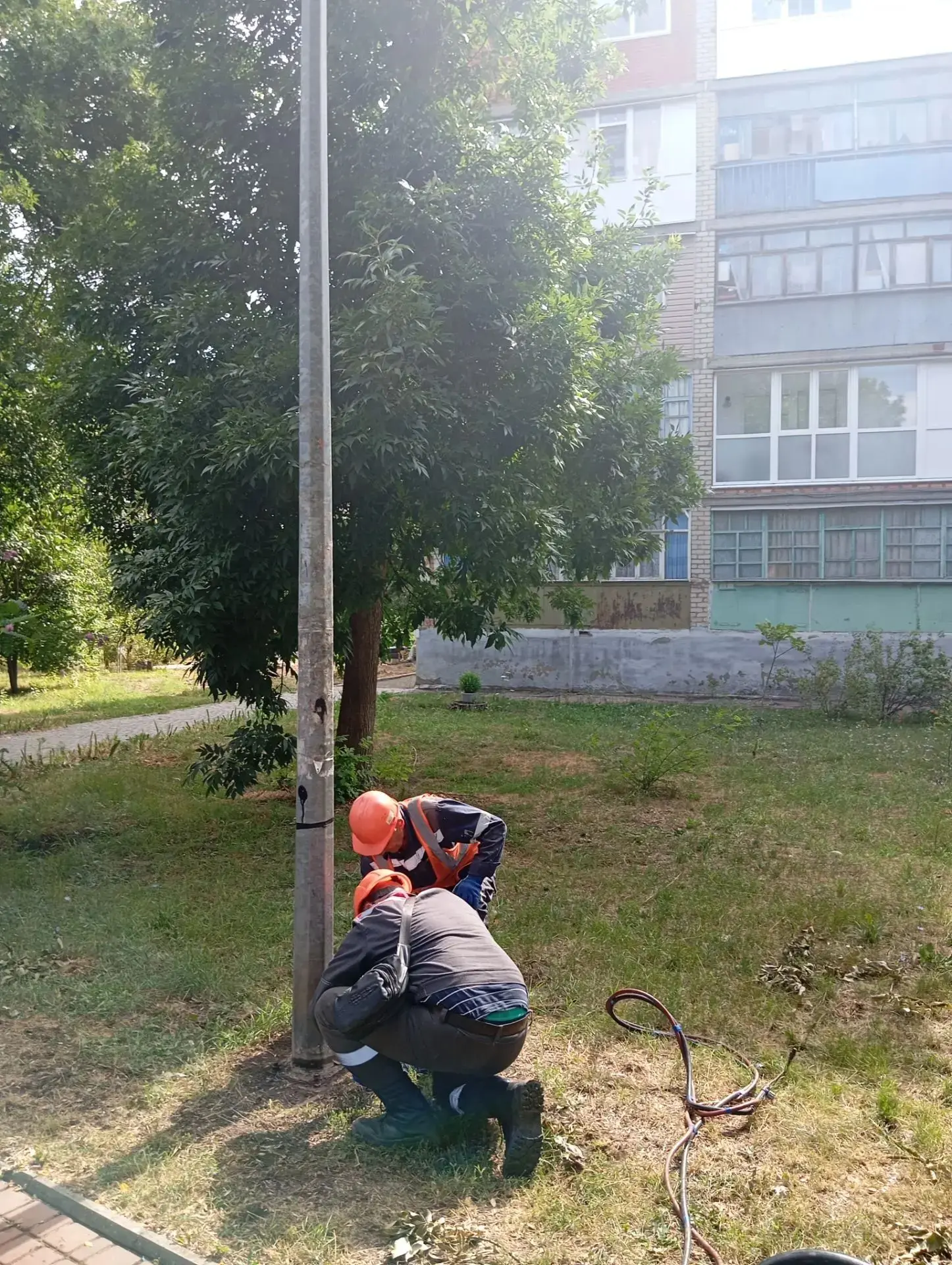 ‼️В Бердянске продолжаются работы по обновлению детских площадок, зон отдыха и спортивн...
