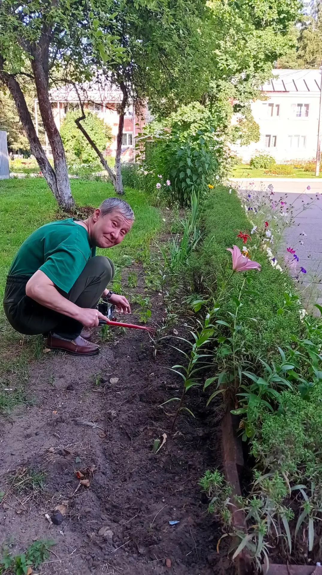 🌱✨ Сегодня — трудотерапия! Ребята с большим энтузиазмом ухаживали за огородом и цветами на территор
