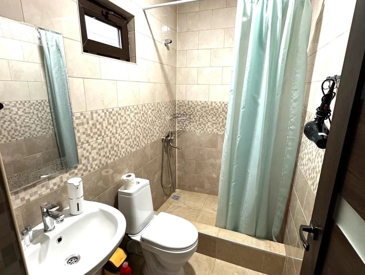 #АБХАЗИЯ #АЛАХАДЗЫ  Четырёхместный номер стандарт. В номере: двуспальная и односпальная кровати, кре