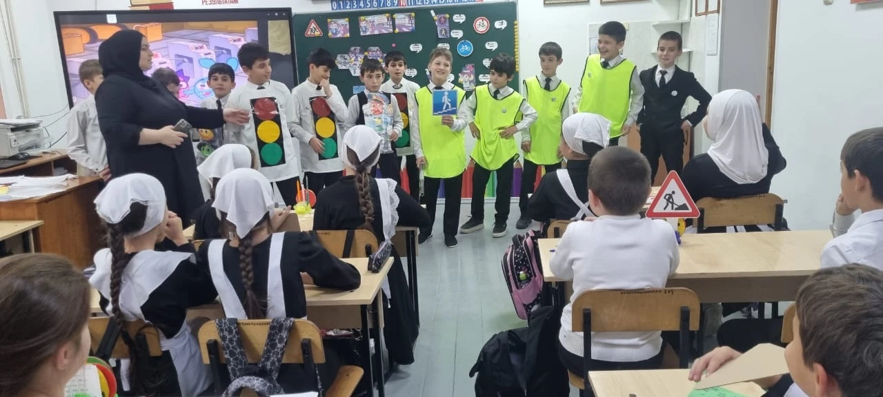 В ШКОЛАХ УРУС-МАРТАНОВСКОГО РАЙОНА ПРОШЛА АКЦИЯ «ЗАСВЕТИСЬ! СТАНЬ ЗАМЕТНЕЙ НА ДОРОГЕ»  В рамках пл