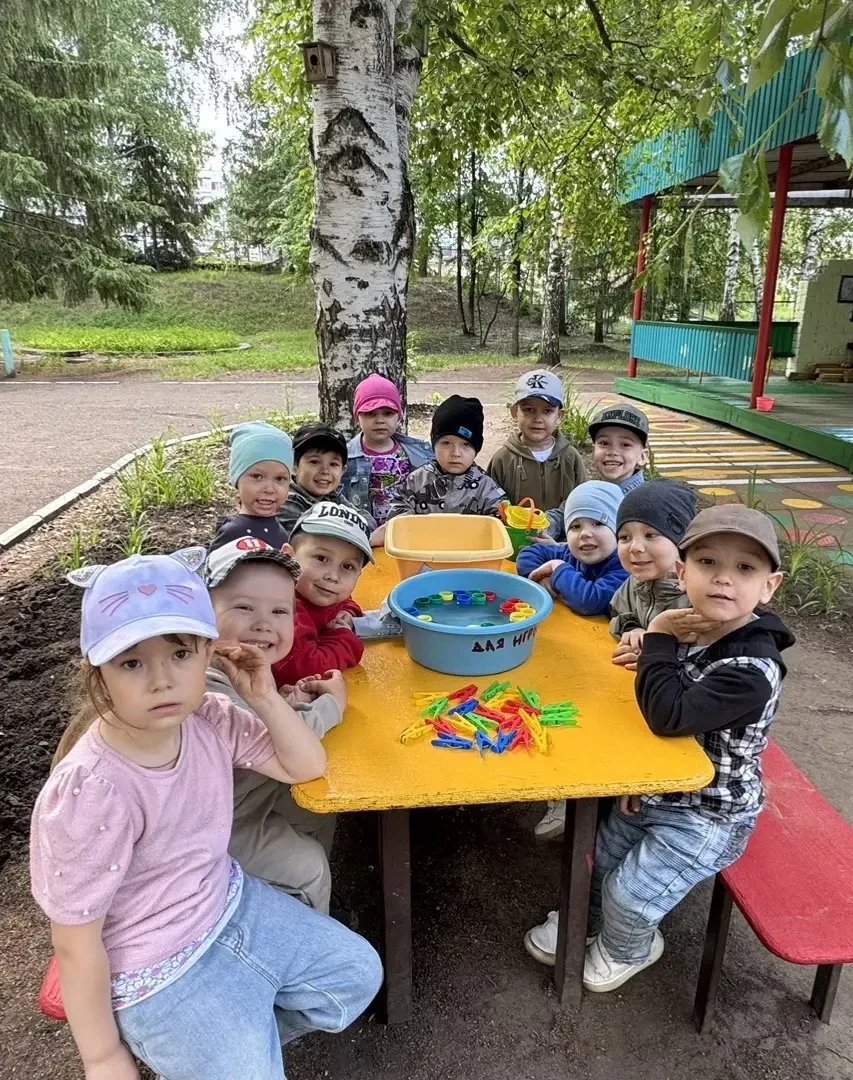 ✨️На прогулке — с пользой: развивающие занятия для малышей✨️ 

На очередной прогулке воспитатель Тат