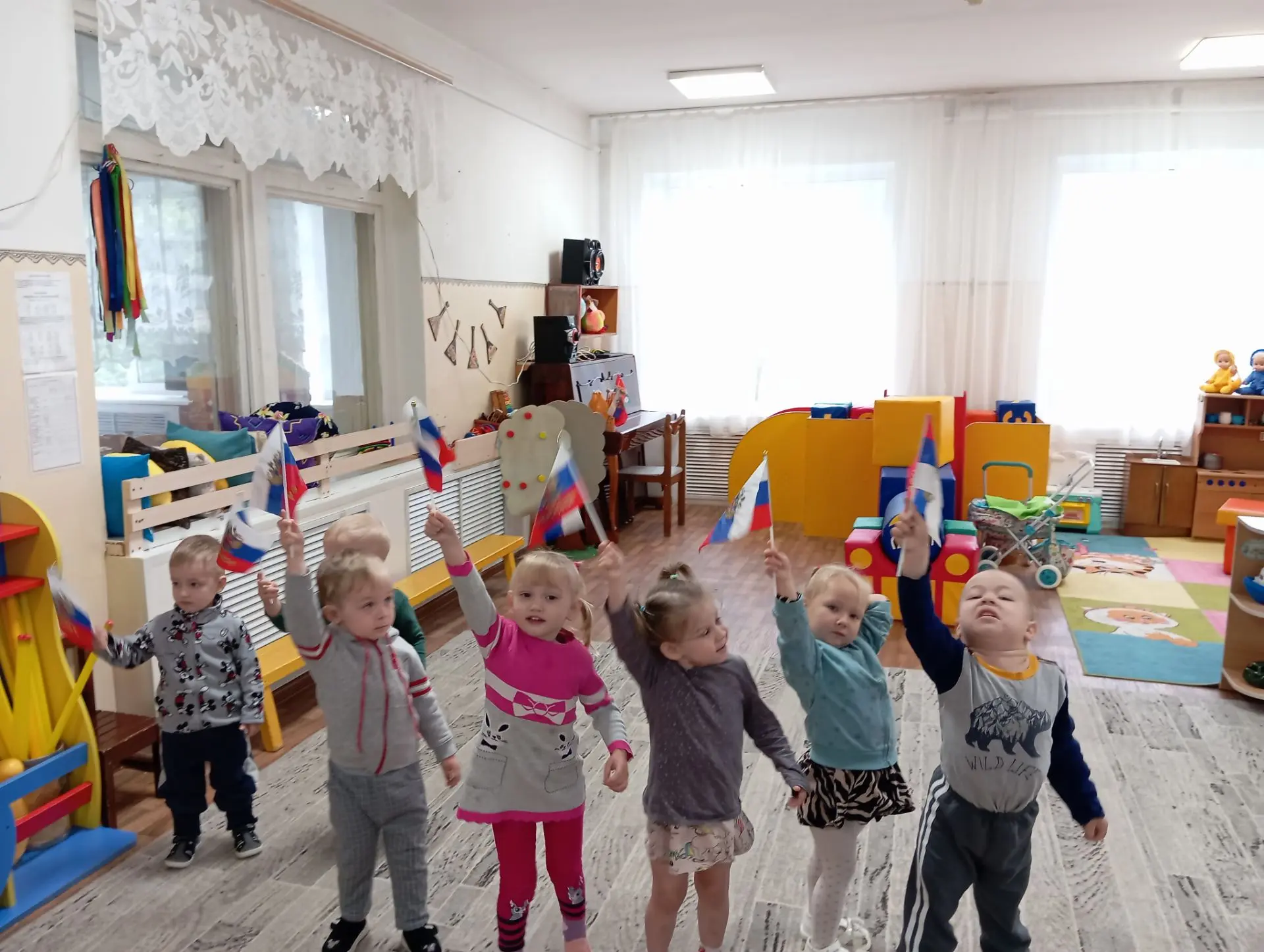 Под флагом России живём и растём!🇷🇺🇷🇺🇷🇺