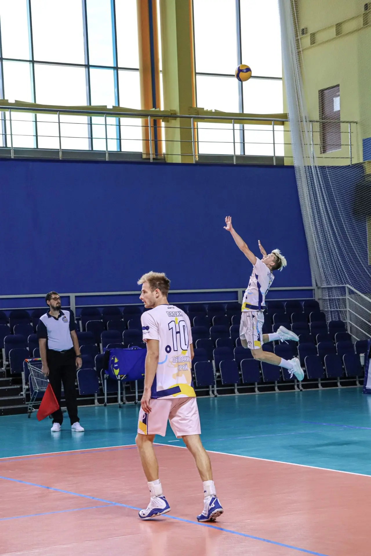 В Спортивном зале Дворца спорта "Стерлитамак-Арена" проводятся тренировочные занятия лю...