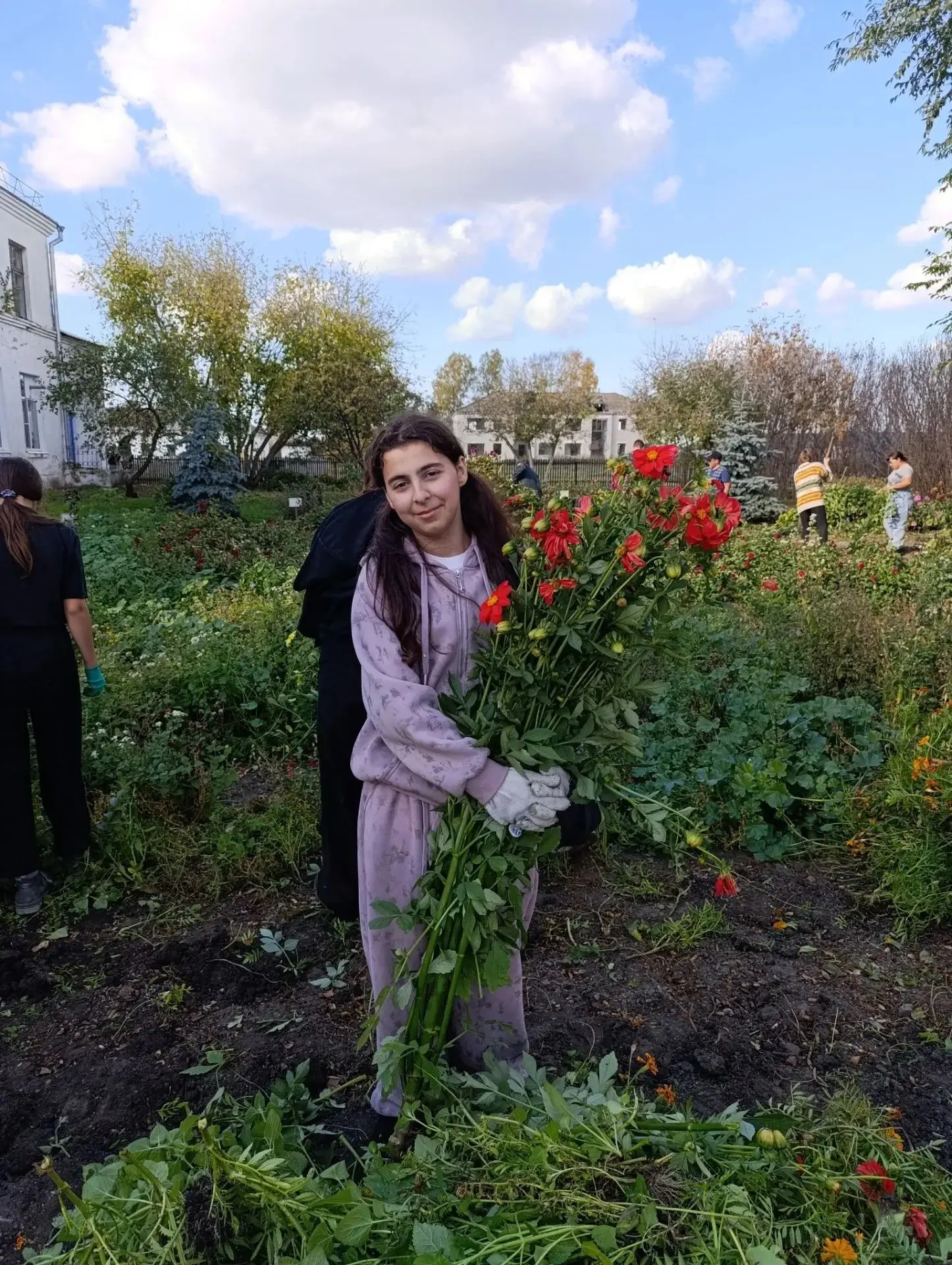 1 октября, в один из последних по-настоящему теплых и солнечных дней, наши старшеклассн...