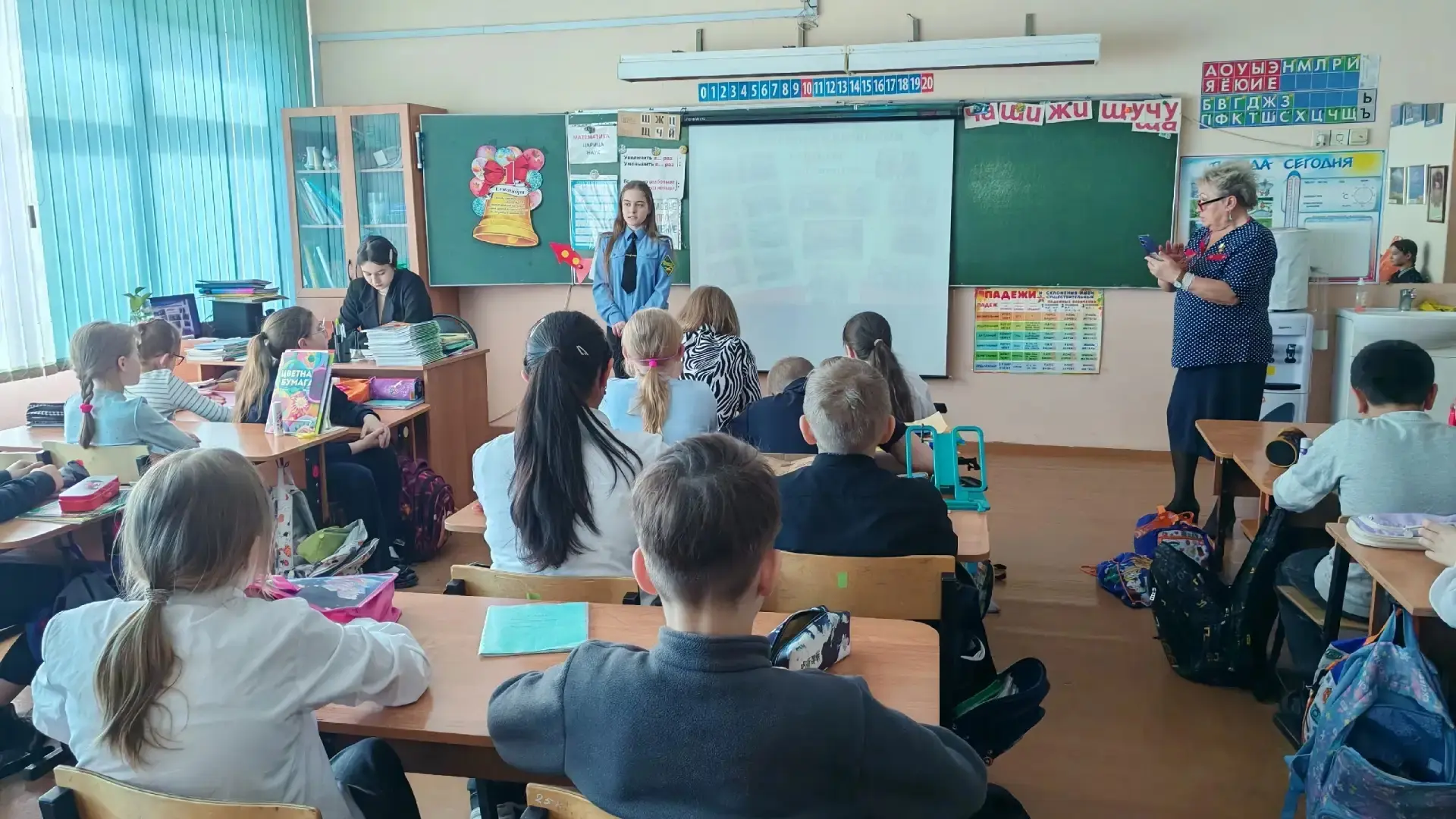Председатель ученического самоуправления, кадет 8б класса Сергеева Нина, выступила пере...
