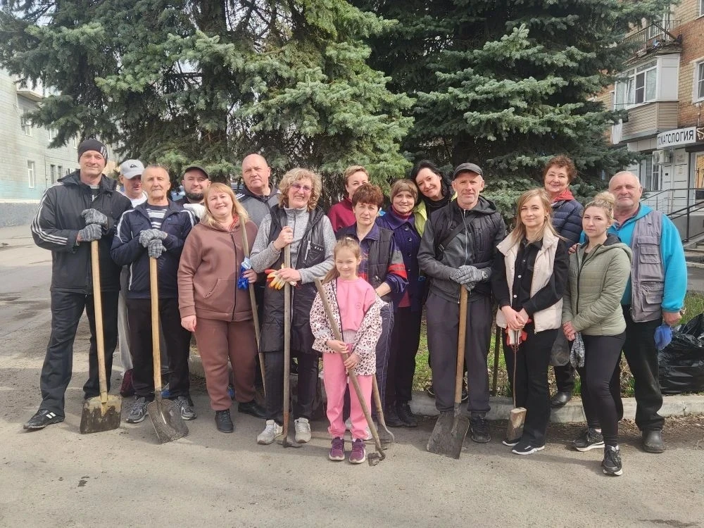 Сегодня состоялся очередной городской субботник. Коллектив МБУДО СШ «Прометей» г.Гуково...