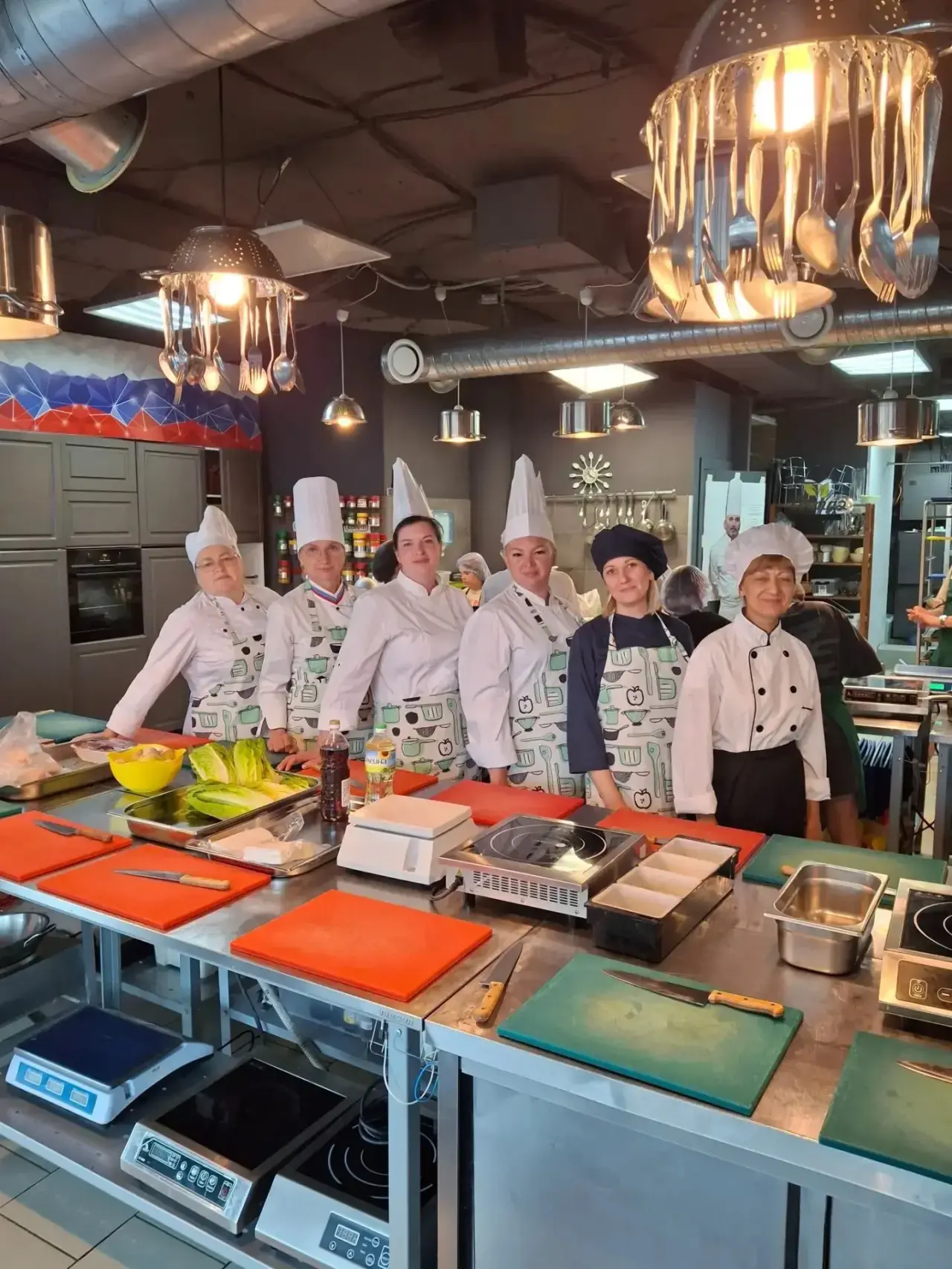 Вкус знаний: наши педагоги прошли стажировку в Школе кулинаров и рестораторов «Гастроинкубатор»
Сего