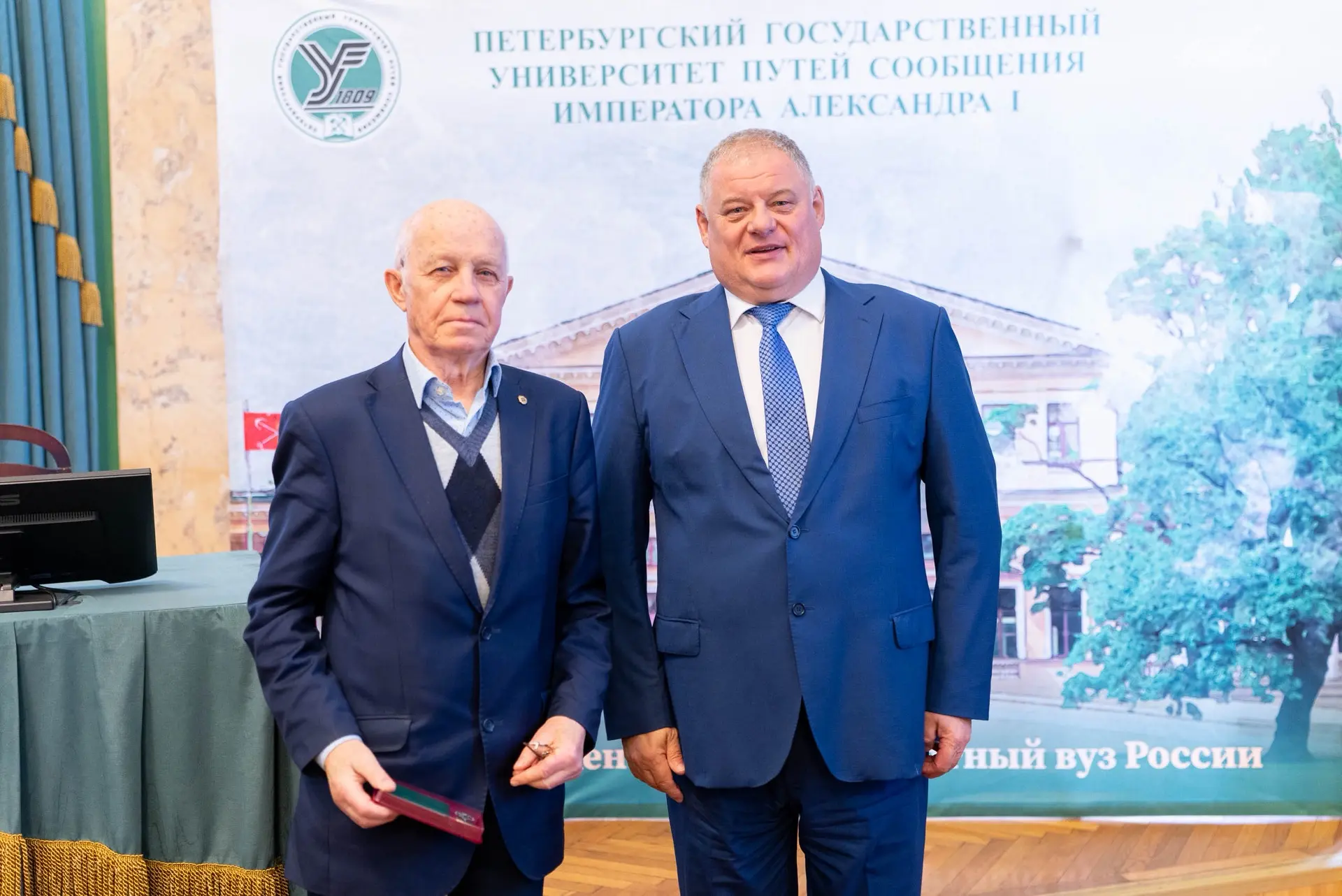 27 мая на Ученом совете ректор университета вручил доценту кафедры «Инженерная геодезия...