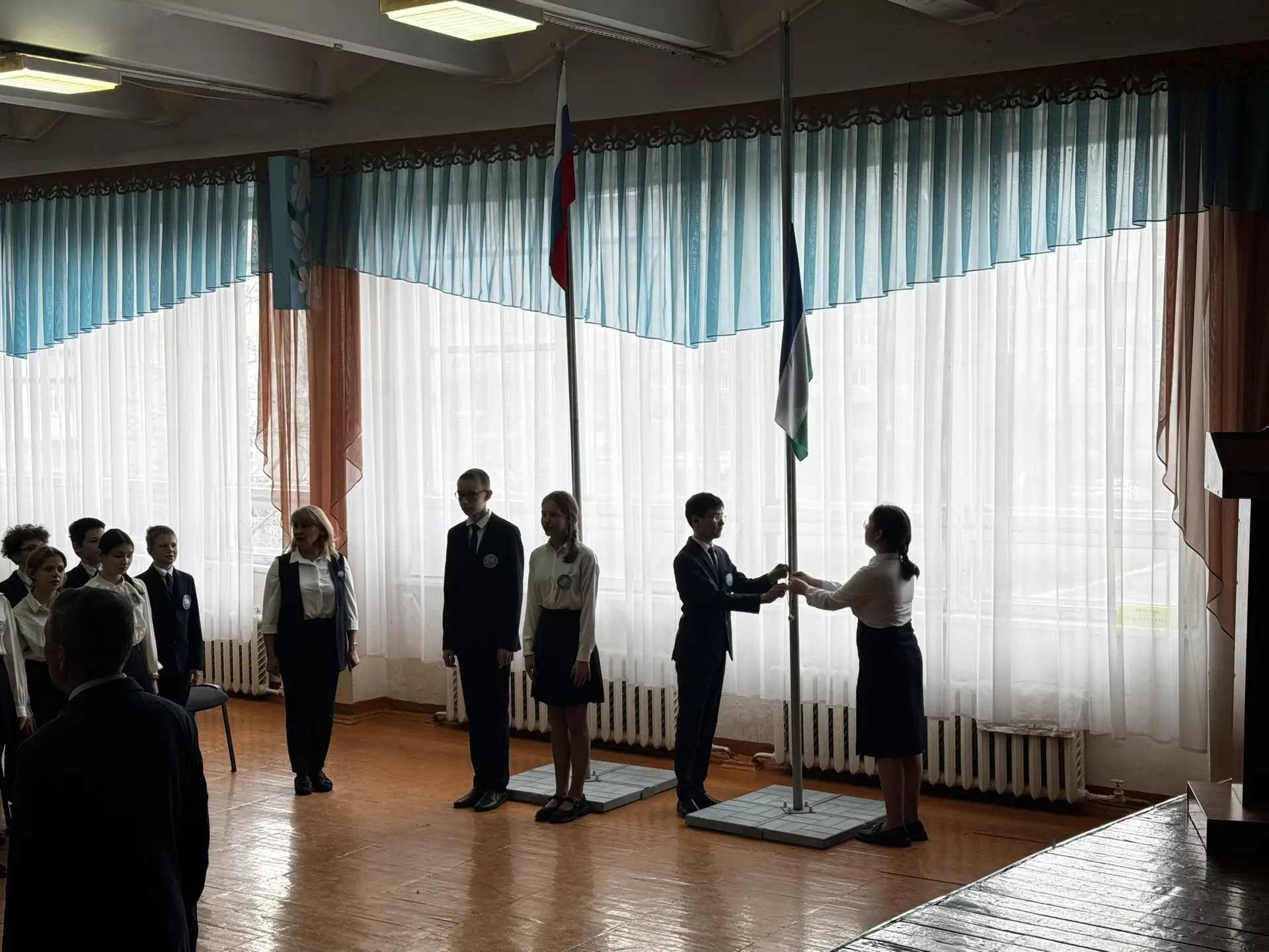Каждый понедельник у нас проходит традиционное поднятие флагов и исполнение гимнов Российской Федера