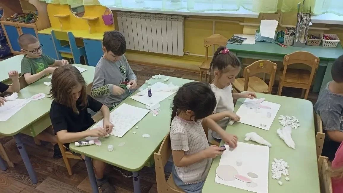 "Не барашек и не кот,  Носит шубку каждый год, Шубка серая - для лета,  Для зимы другого цвета"  У р