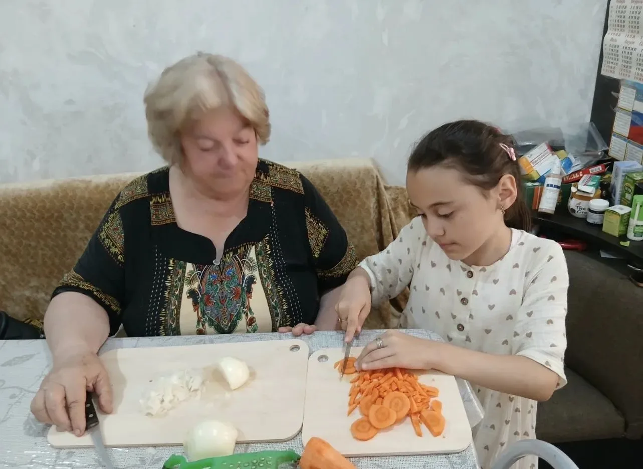Социальный работник ОСОДДСД Гамзаева З. оказала услугу подопечному в приготовлении пищи .