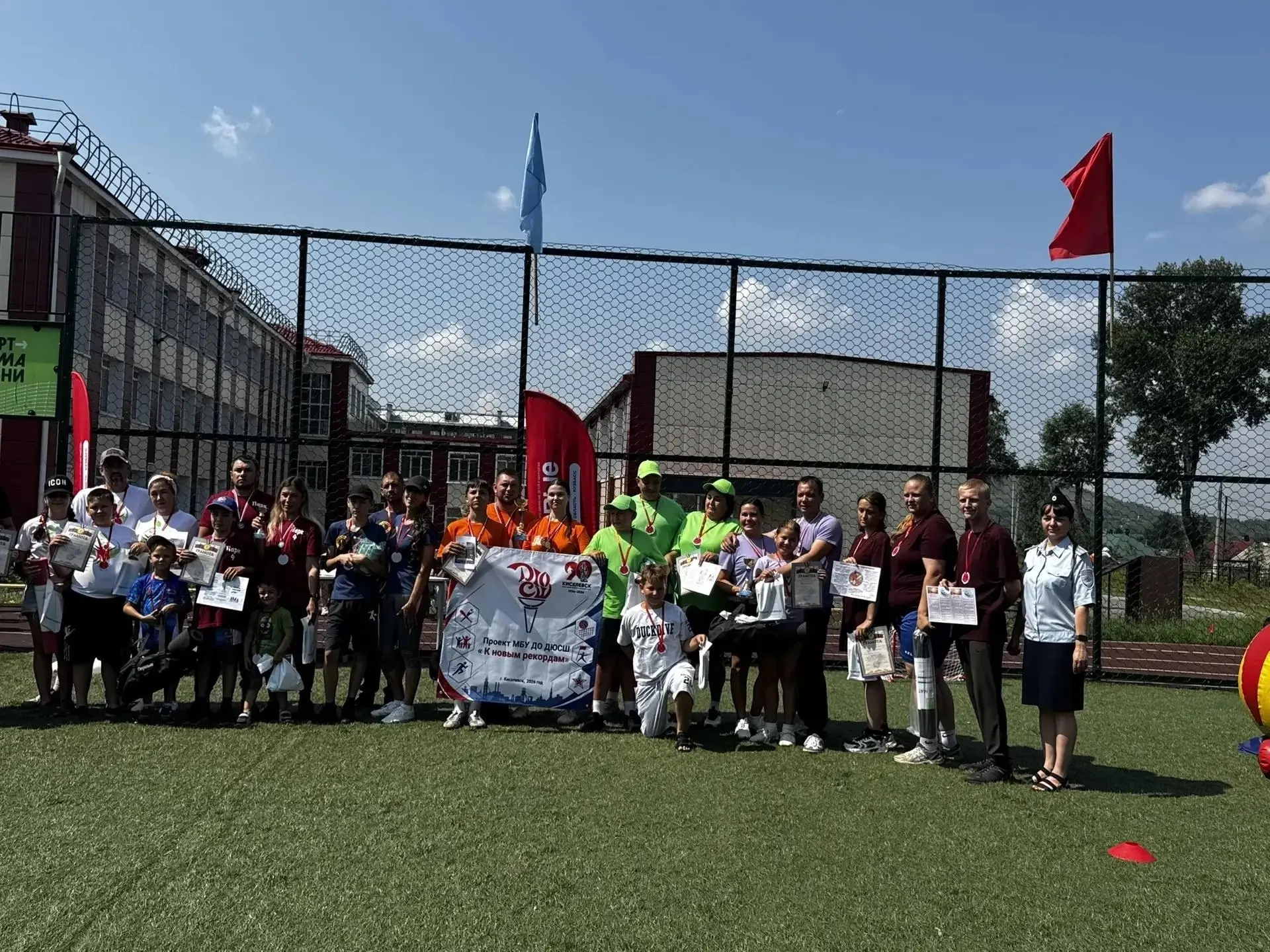 🌸В День семьи, любви и верности на спортивных площадках  школы №11 прошел семейный спортивно-физкул