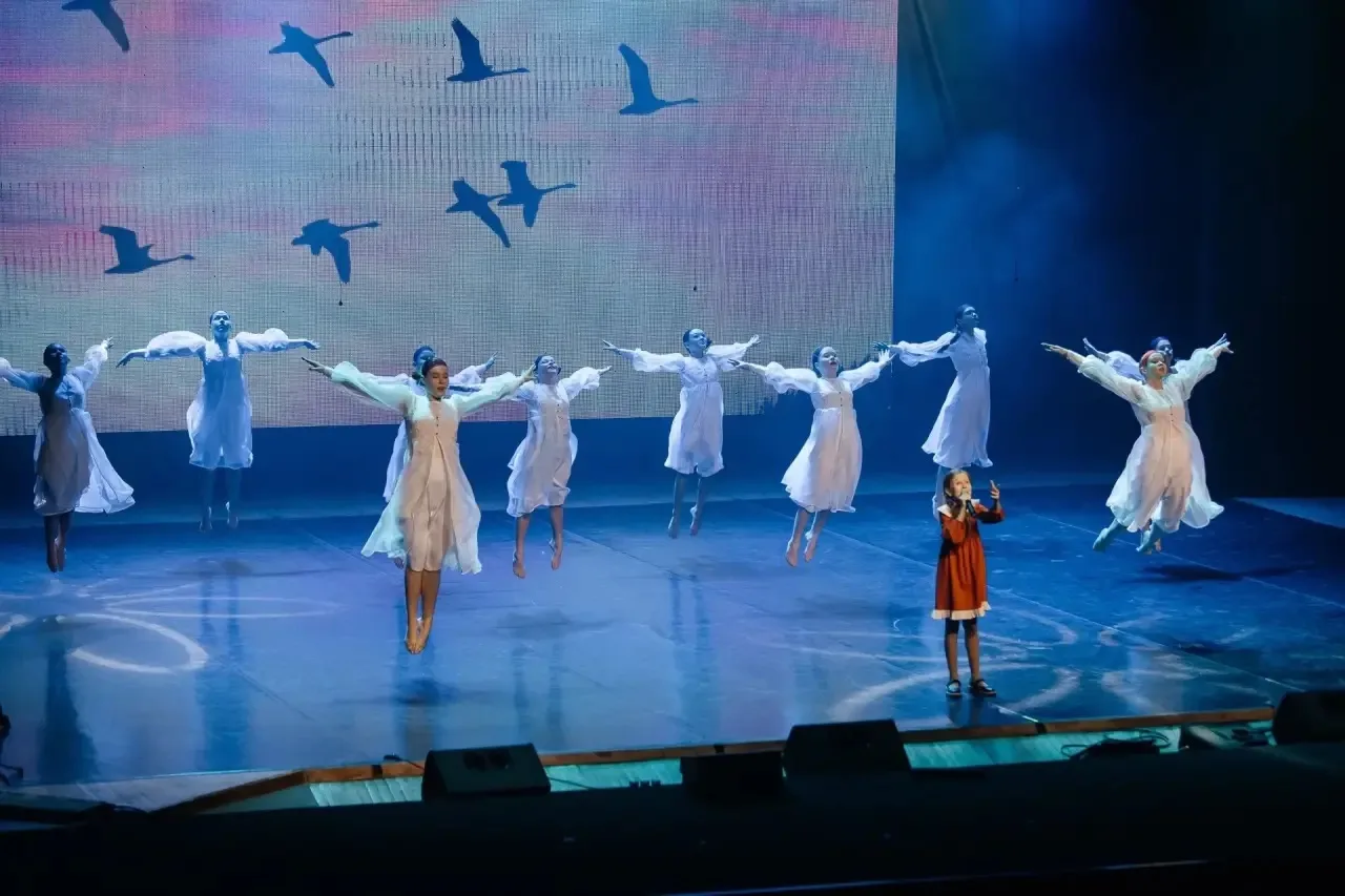🎭 СМОТРИМ СПЕКТАКЛЬ 🎭  ✅ Наши учащиеся и классные руководители посетили ДК «Родина», а именно: 1 «А»