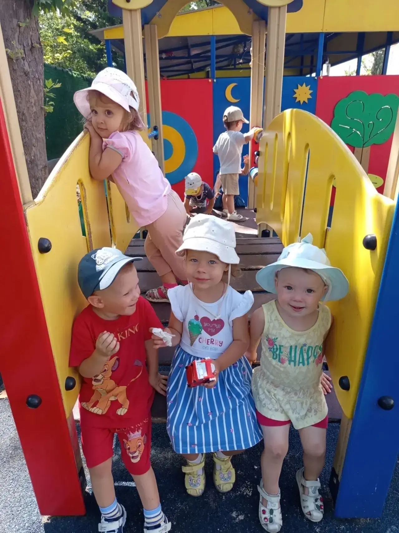А у нас — лето!

Солнце, воздух, вода — и наши любимые дошколята! Каждый день мы проводим на улице: 