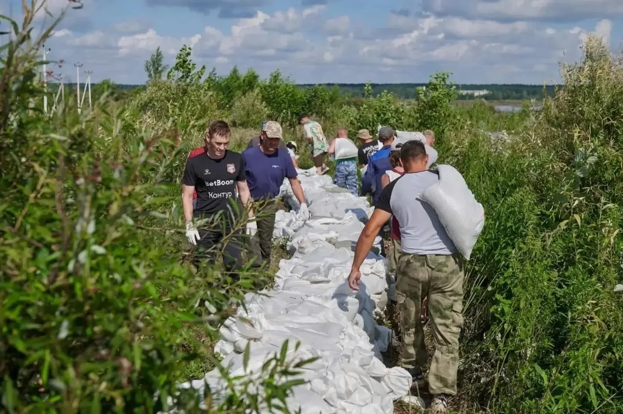 В регионе продолжается защита населенных пунктов от паводка — работа идет круглосуточно