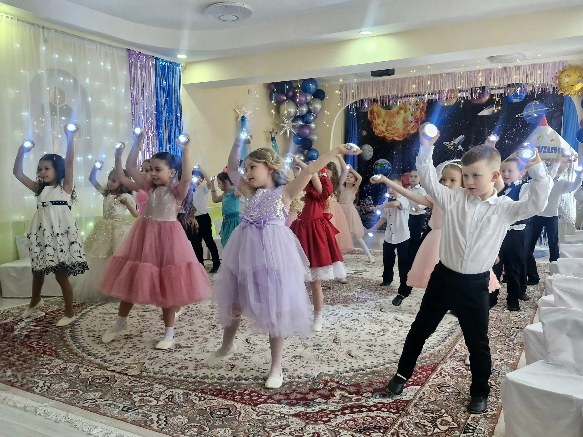 Бал выпускной — и радостный, и грустный...