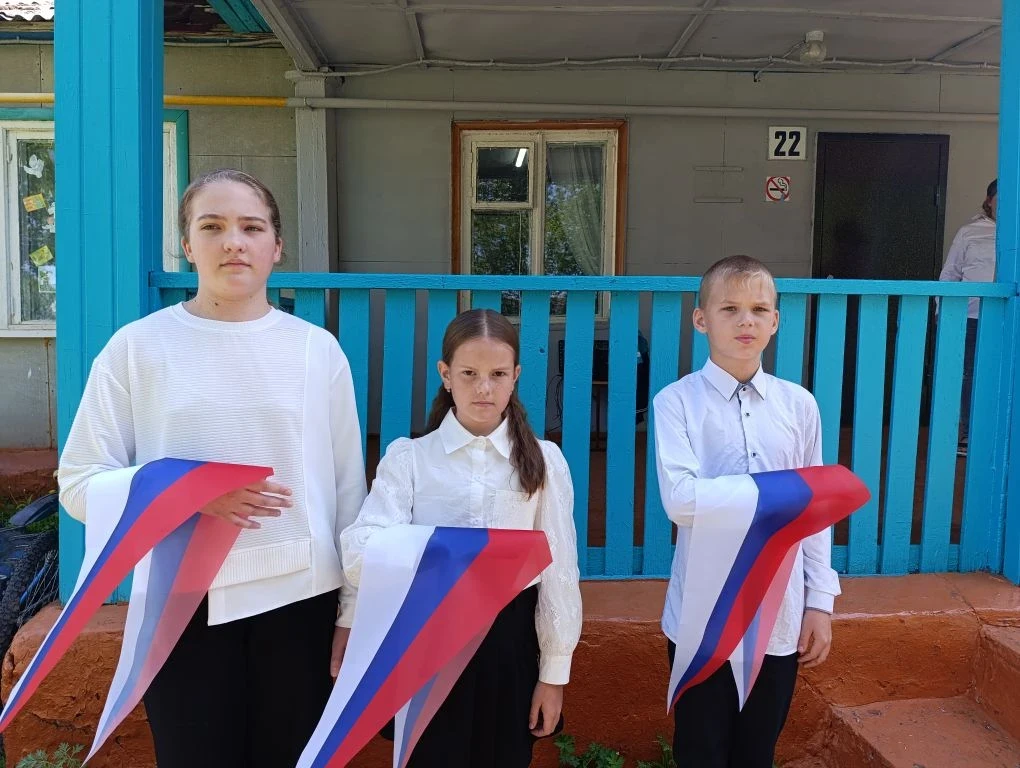 Выше знамя, громче песню