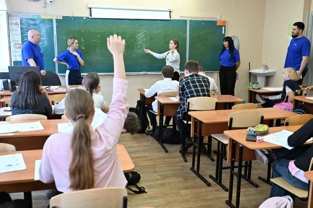 Сегодня сотрудники Банка ВТБ провели четвертое занятие второй ступени по финансовой грамотности в 5В