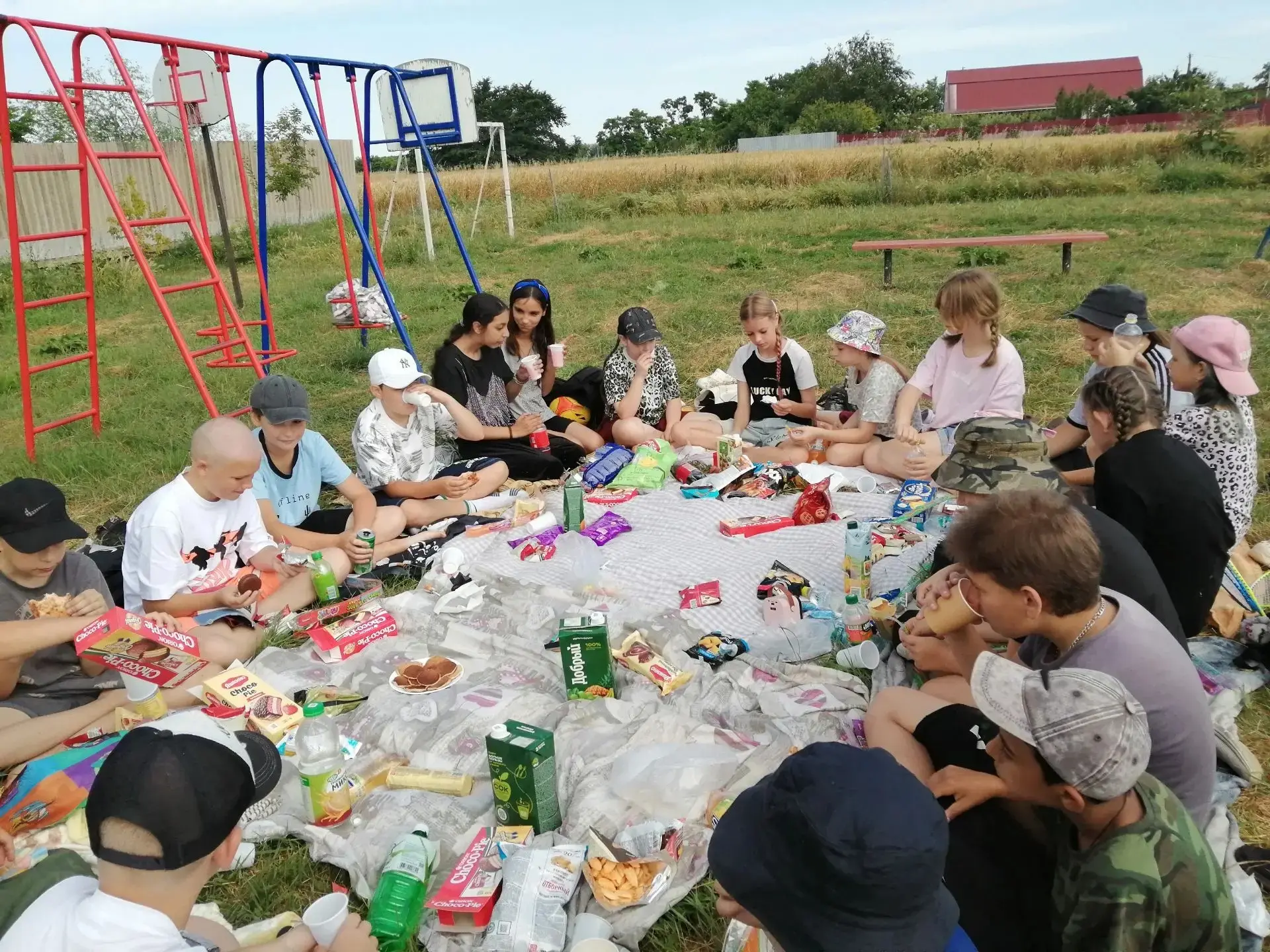 "Путешествие в страну Счастливию!"🌈

Как лучше всего провести летний день? Конечно же, на природе! 