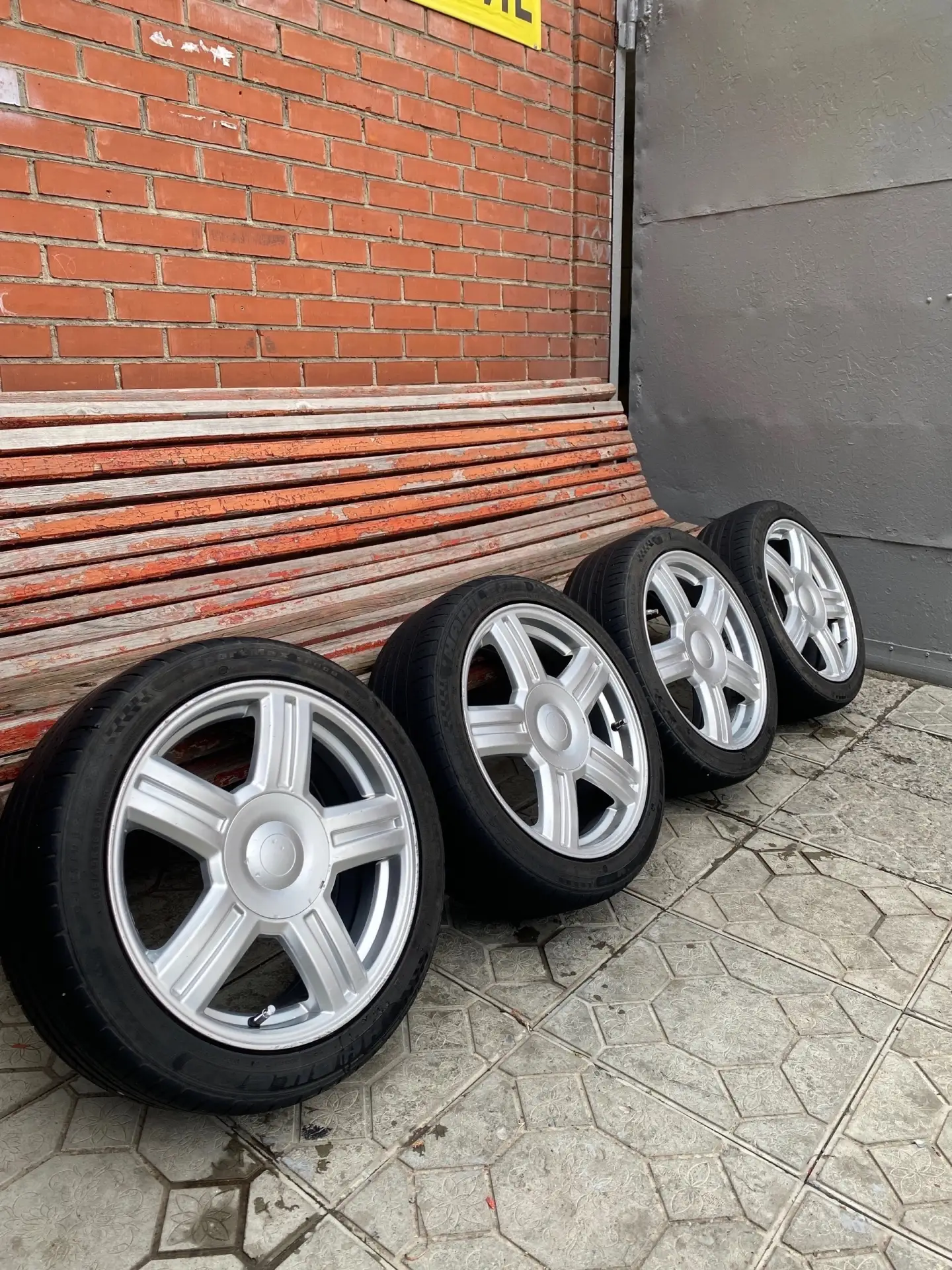 Продам комплект торусы с шинами в идеальном состоянии!