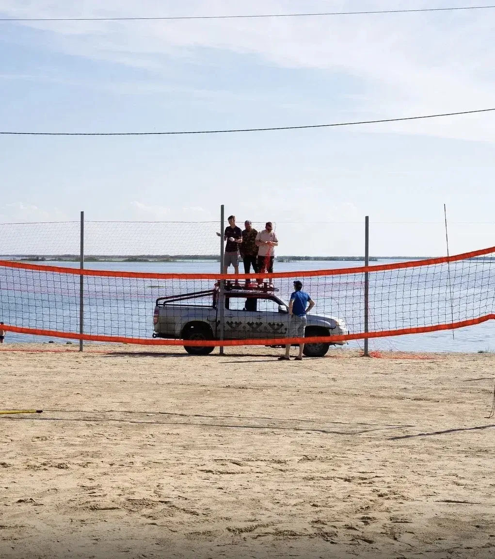 🏐 На городском пляже установлены две волейбольные сетки — отдельно для мужских и женских команд.

В