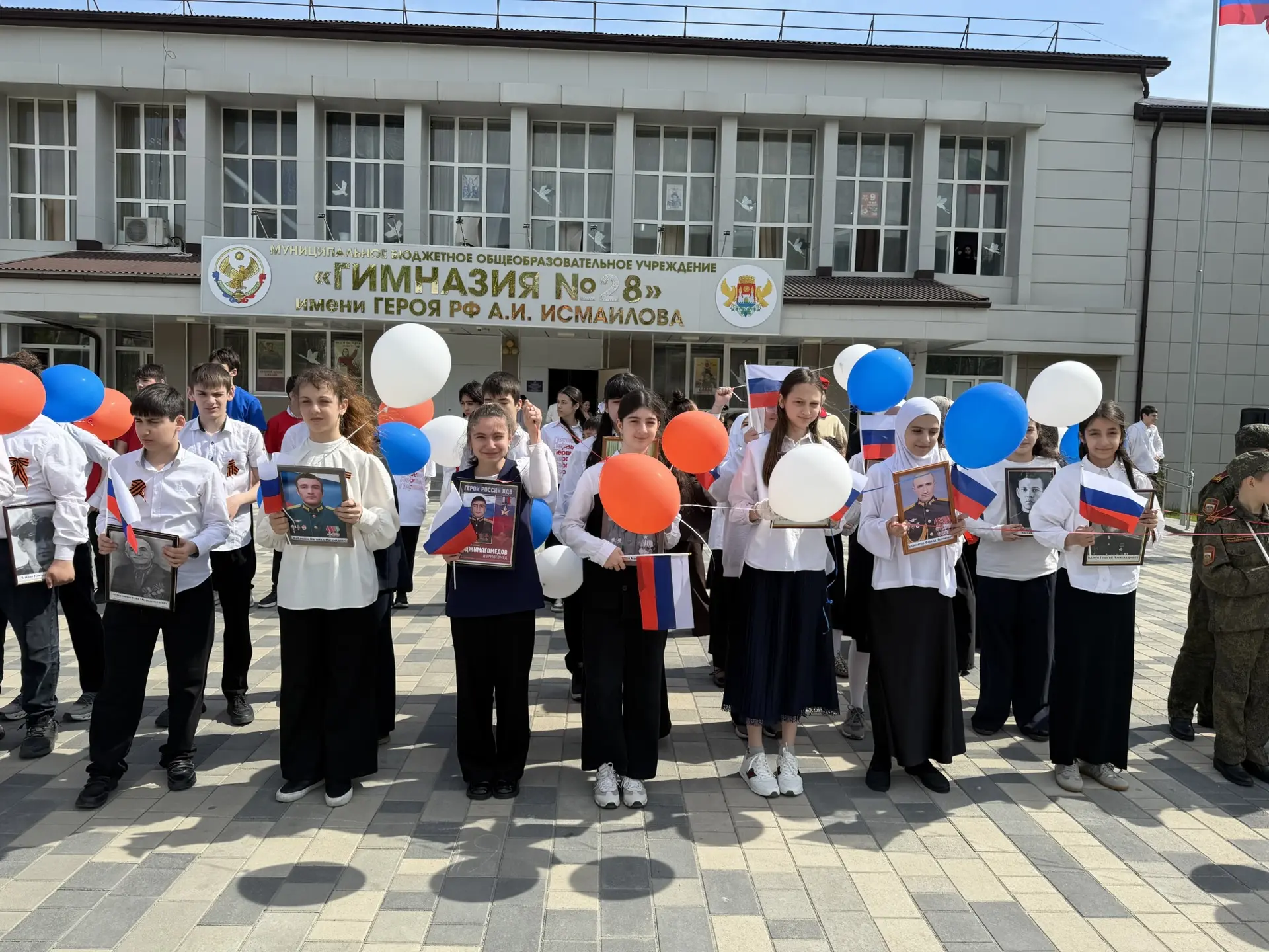 🎗️Память поколений: «Бессмертный полк»  Кульминацией праздника стало шествие «Бессмертного полка», в