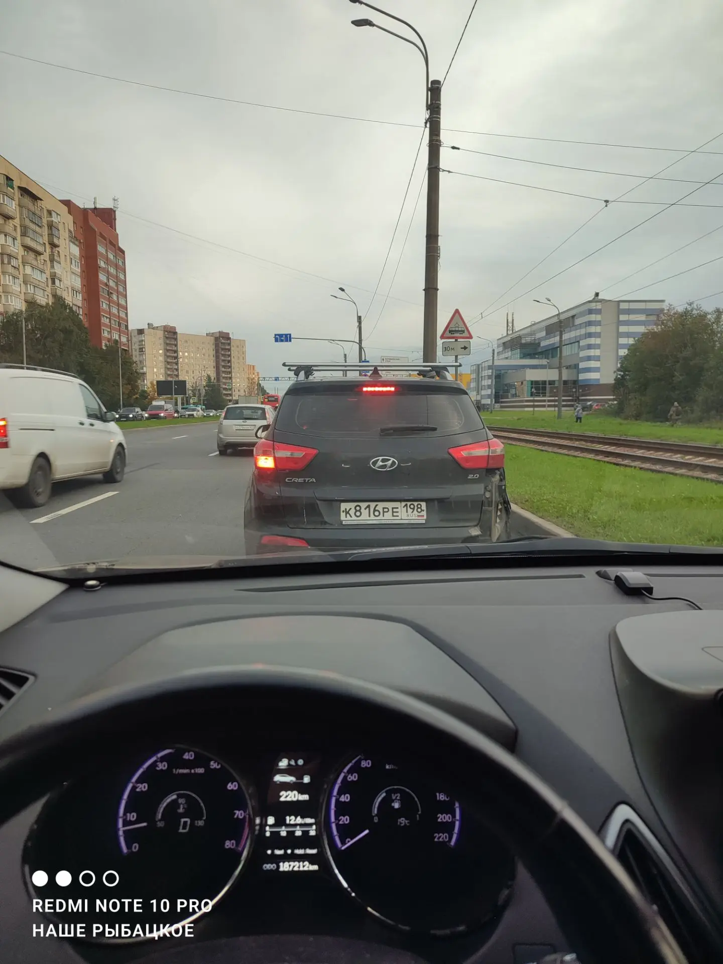 Друзья! Включайте аварийку, когда стоите в очереди на заправку. Иначе из-за перекрестко...