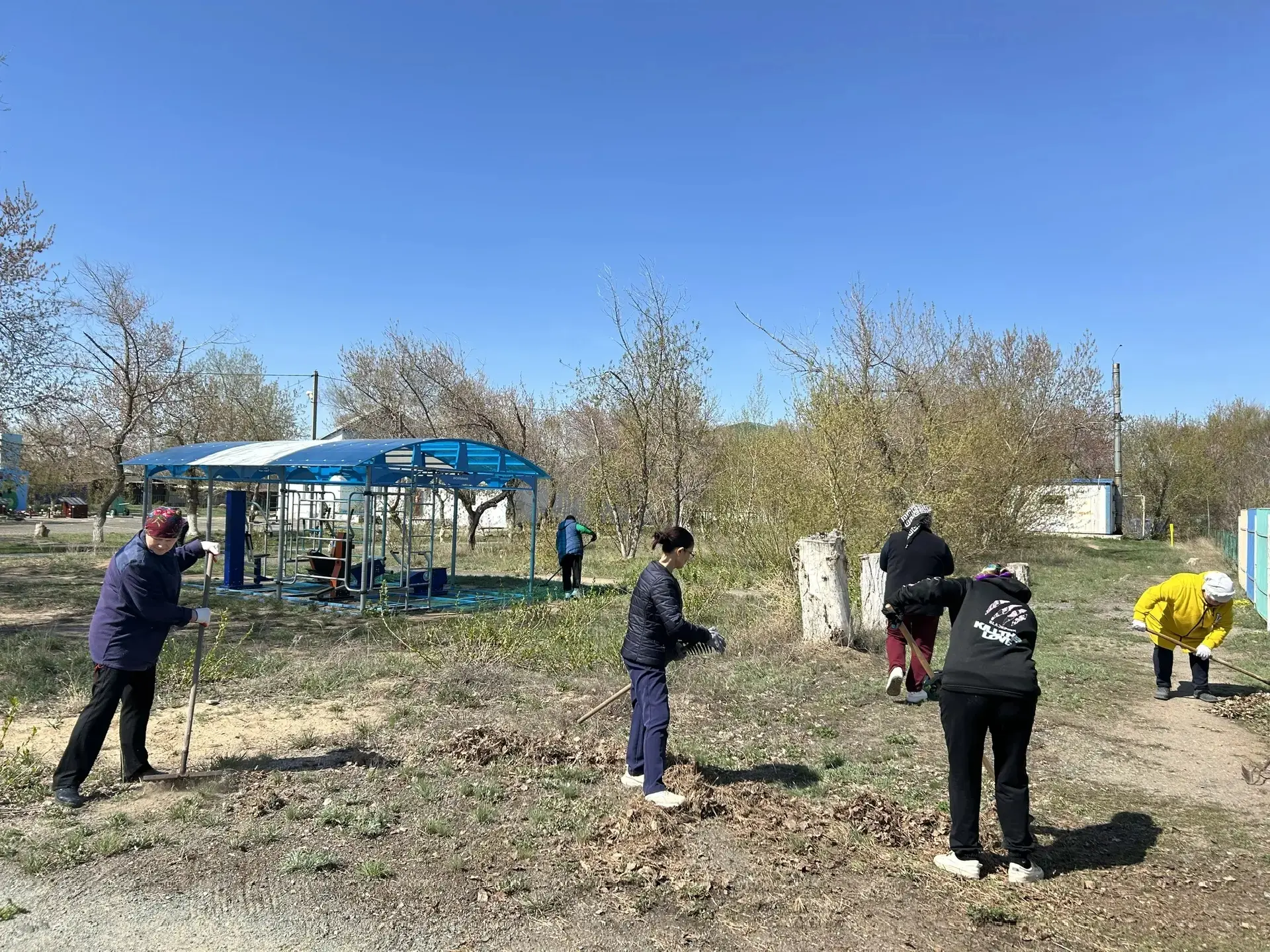 В рамках акции «Дни защиты от экологической опасности» наш коллектив провёл субботник — навёл порядо