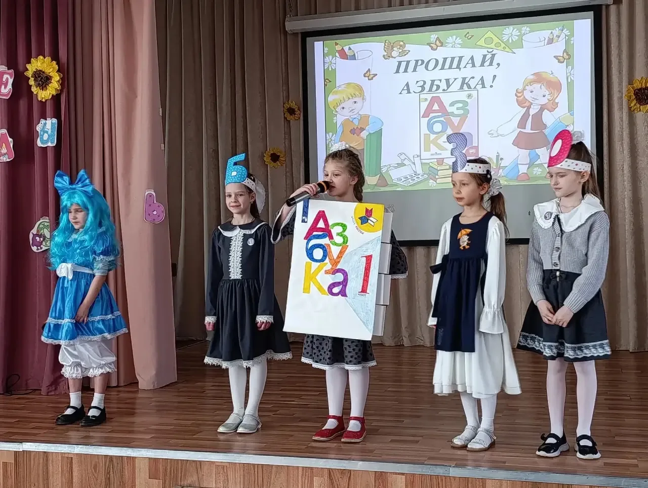 💁‍♂️ПРОЩАНИЕ С БУКВАРЁМ📖  📚 Сегодня в первых классах нашей большой школы прошёл праздник «Прощание с