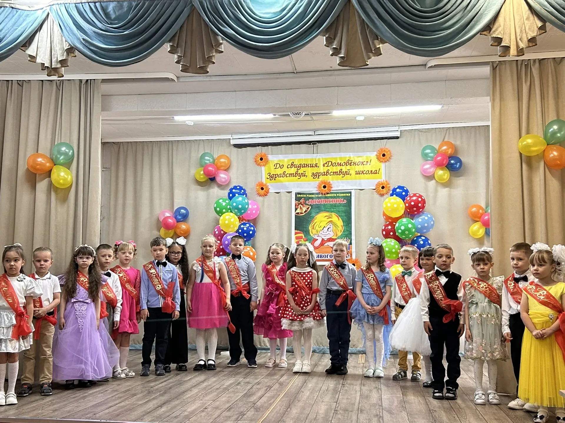 Торжественно и красиво убран зал.