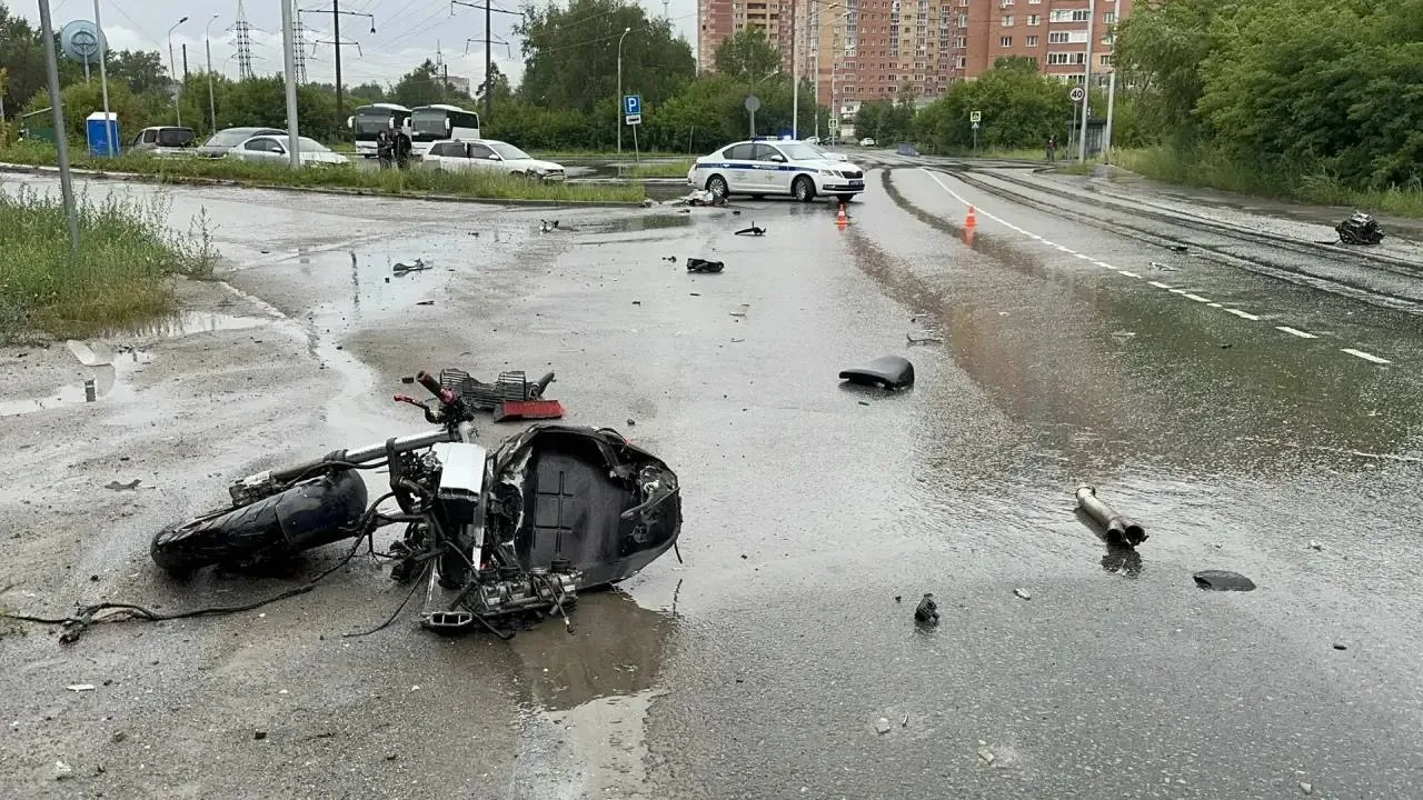👤Новосибирск.

Мотоциклист двигался на большой скорости, на справился с управлением и врезался в ст