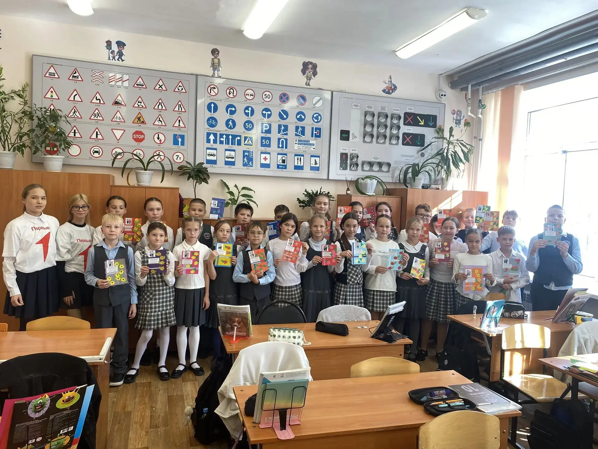 Тепло ладошек: юные гимназисты и «Движение Первых» поздравили старшее поколение
