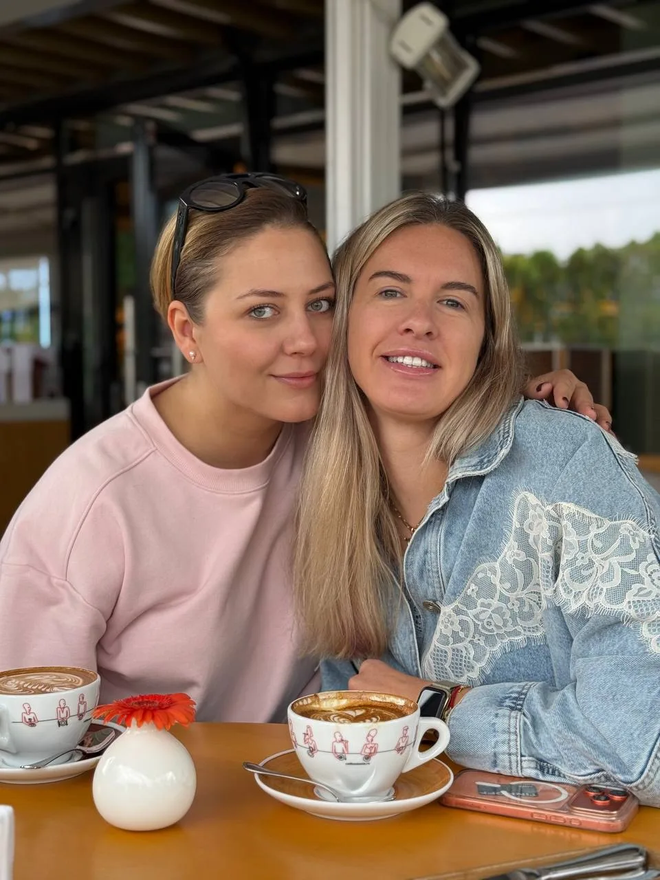 Подружка моя отдала мне вещей для Мили, еле увезли, полная машина была) кстати, про дорогу спрашивал