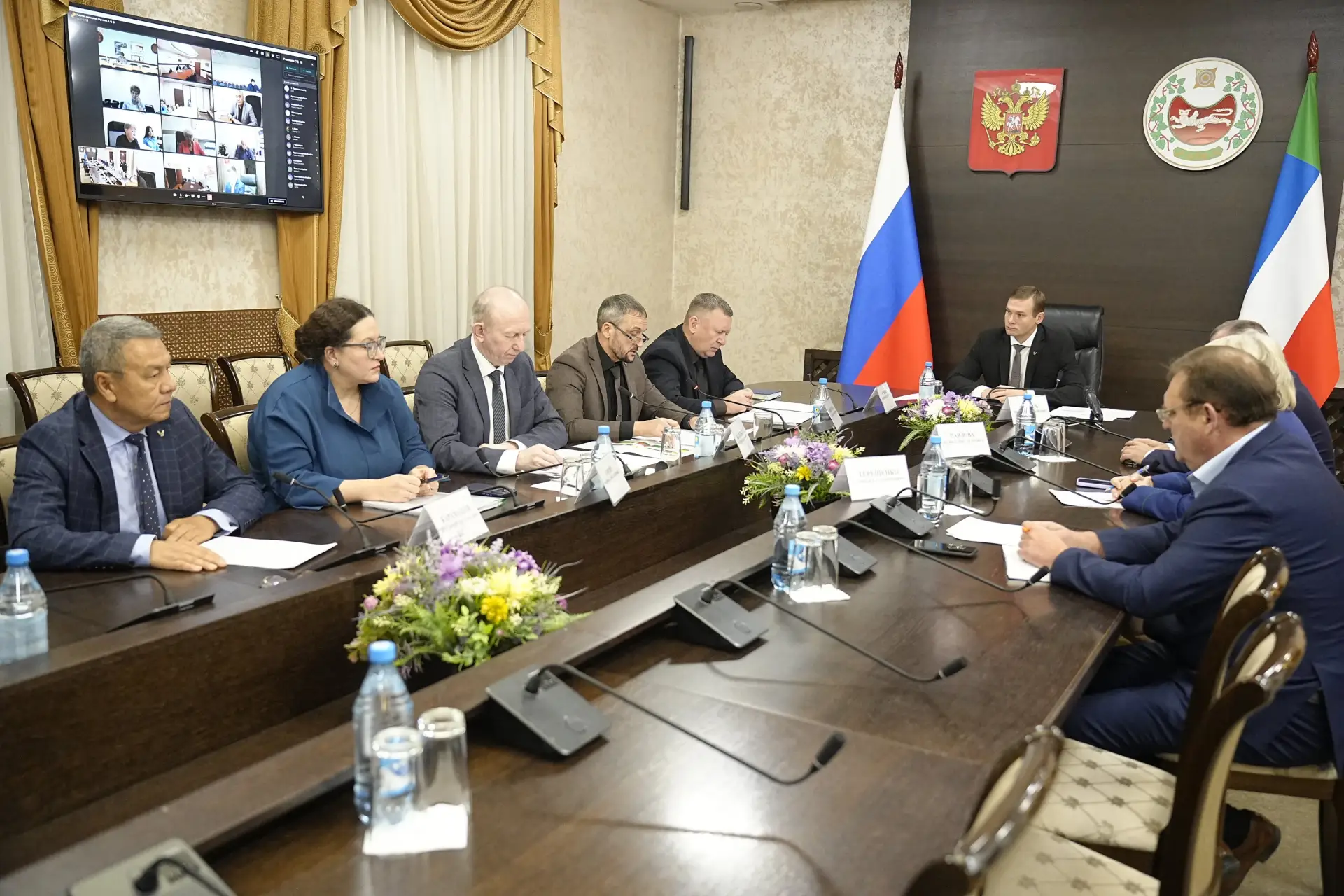 Провел видеоконференцию с главами муниципалитетов о ходе отопительного сезона и подгото...