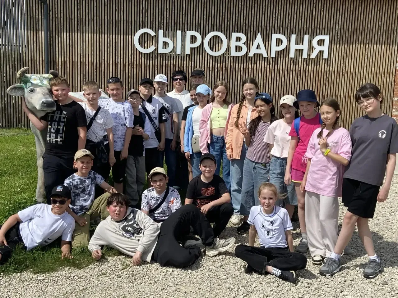 ✨Сегодня, 24 мая, ученики 5 «Б» класса отметили завершение учебного года на живописной экоферме «ЗаА