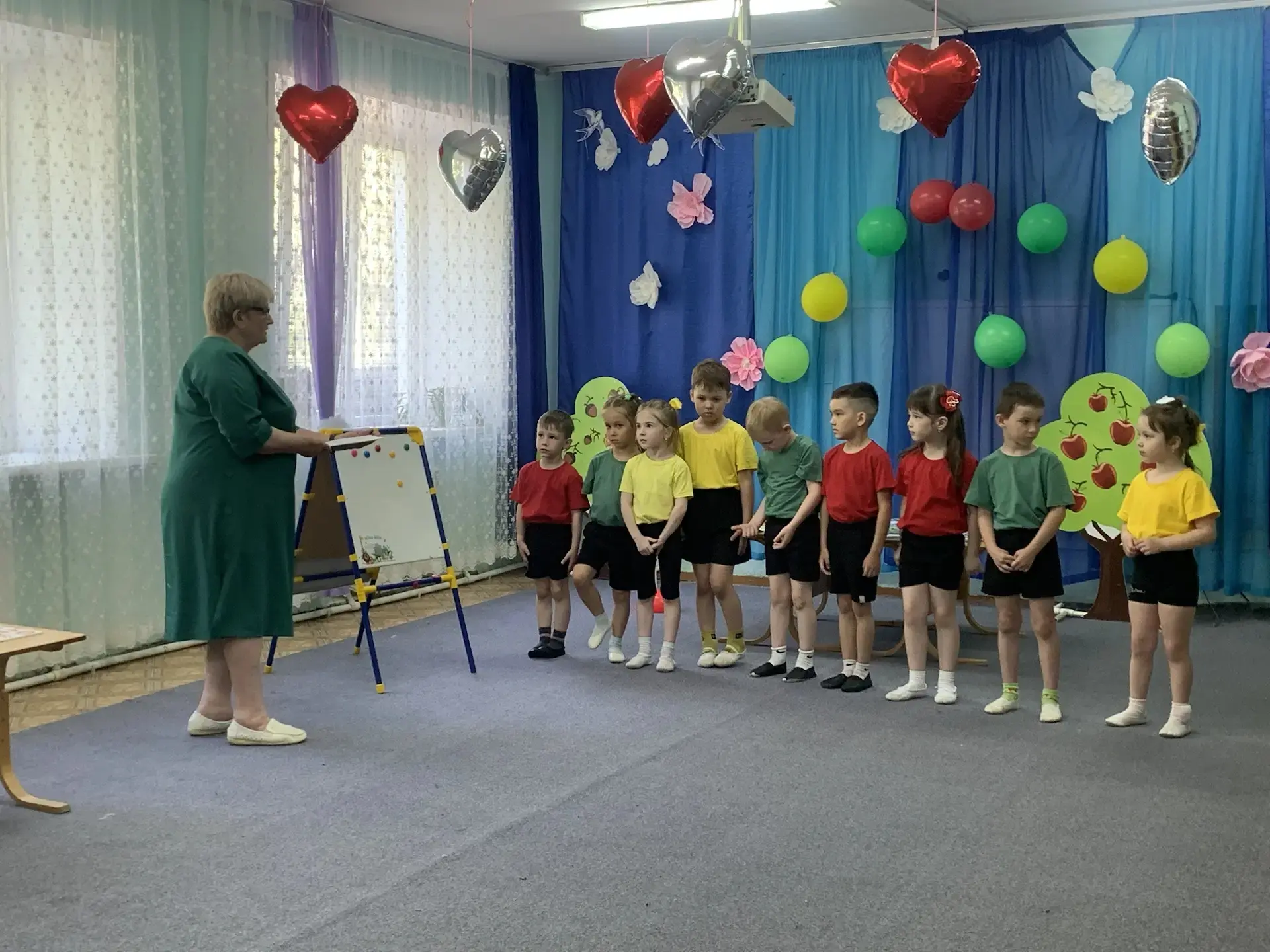В старшей группе "Яблонька"  прошло занятие по правилам дорожного движения с участием п...
