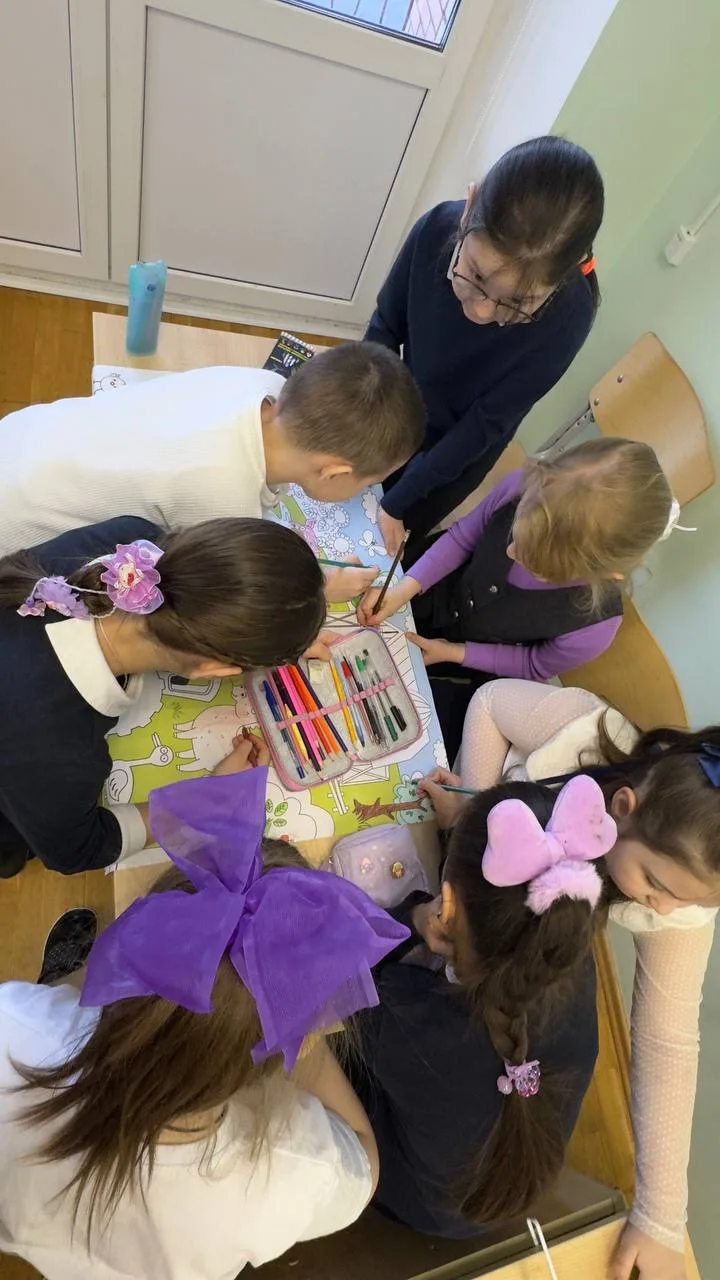 🔵 ЧЕТВЕРГ — СИНИЙ: ДЕНЬ КАРАОКЕ И ДУШЕВНЫХ ХИТОВ  А в начальной школе был день раскраски🖼️   💙 Самый