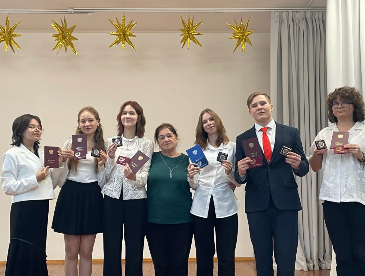 🎓 Результаты 11А в этом году — просто впечатляют!
Семь медалей — 6 золотых 🥇 и 1 серебряная 🥈. За