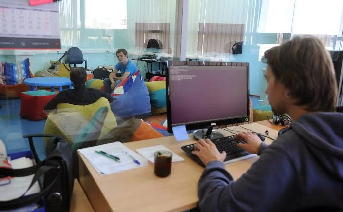 Зумеры массово не могут найти работу в России. В мае доля россиян в возрасте от 15 до 25 лет среди в