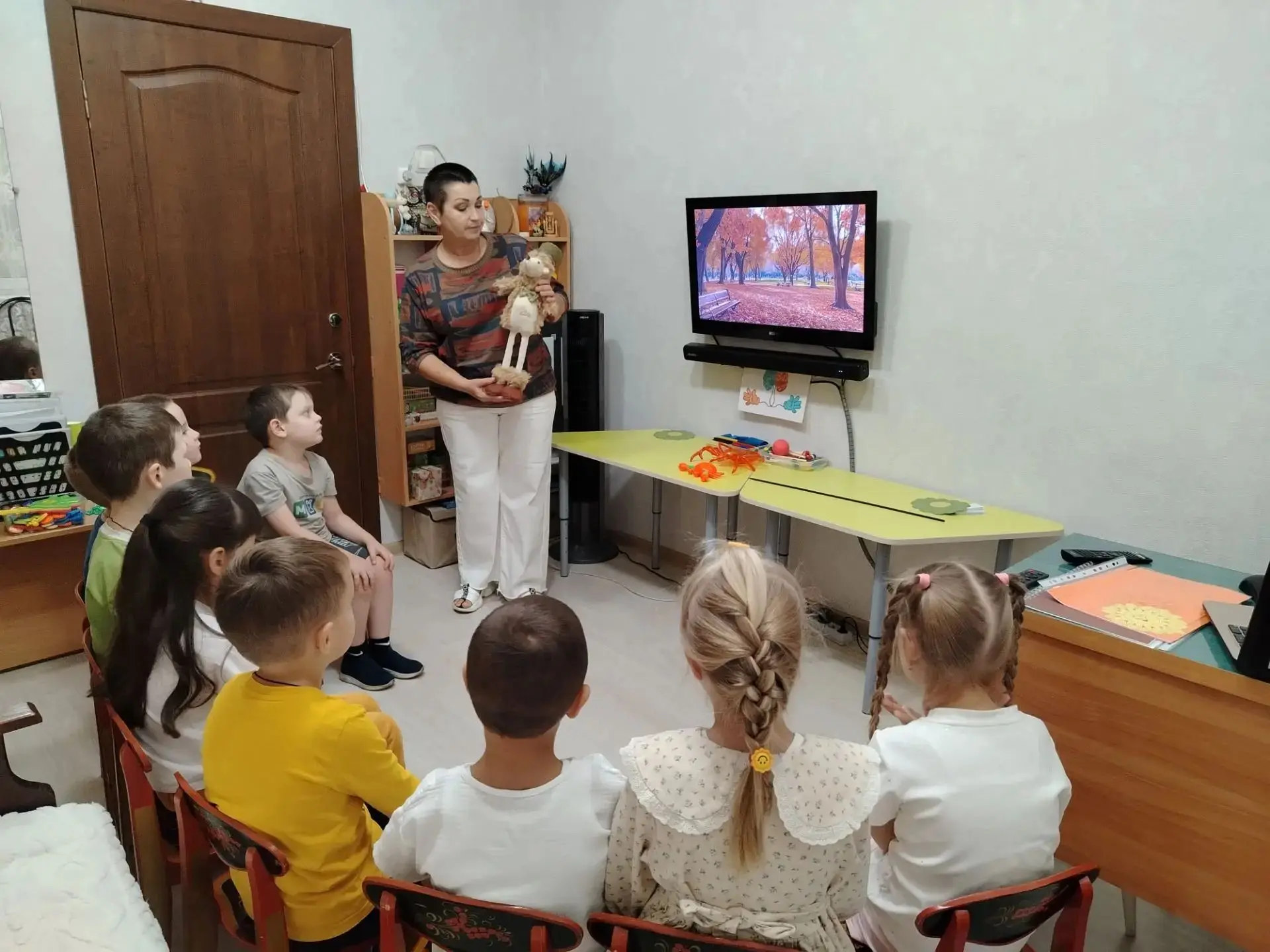 Интерактивная игра-викторина "Осенний калейдоскоп" прошла с детьми подготовительной гру...