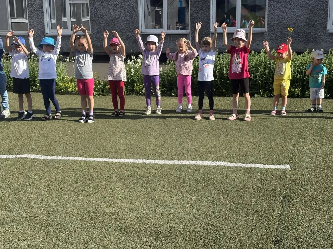 ☀️💪 Первая летняя зарядка! 💪☀️

Сегодня в нашем детском саду прошла первая летняя зарядка! 😊

Под