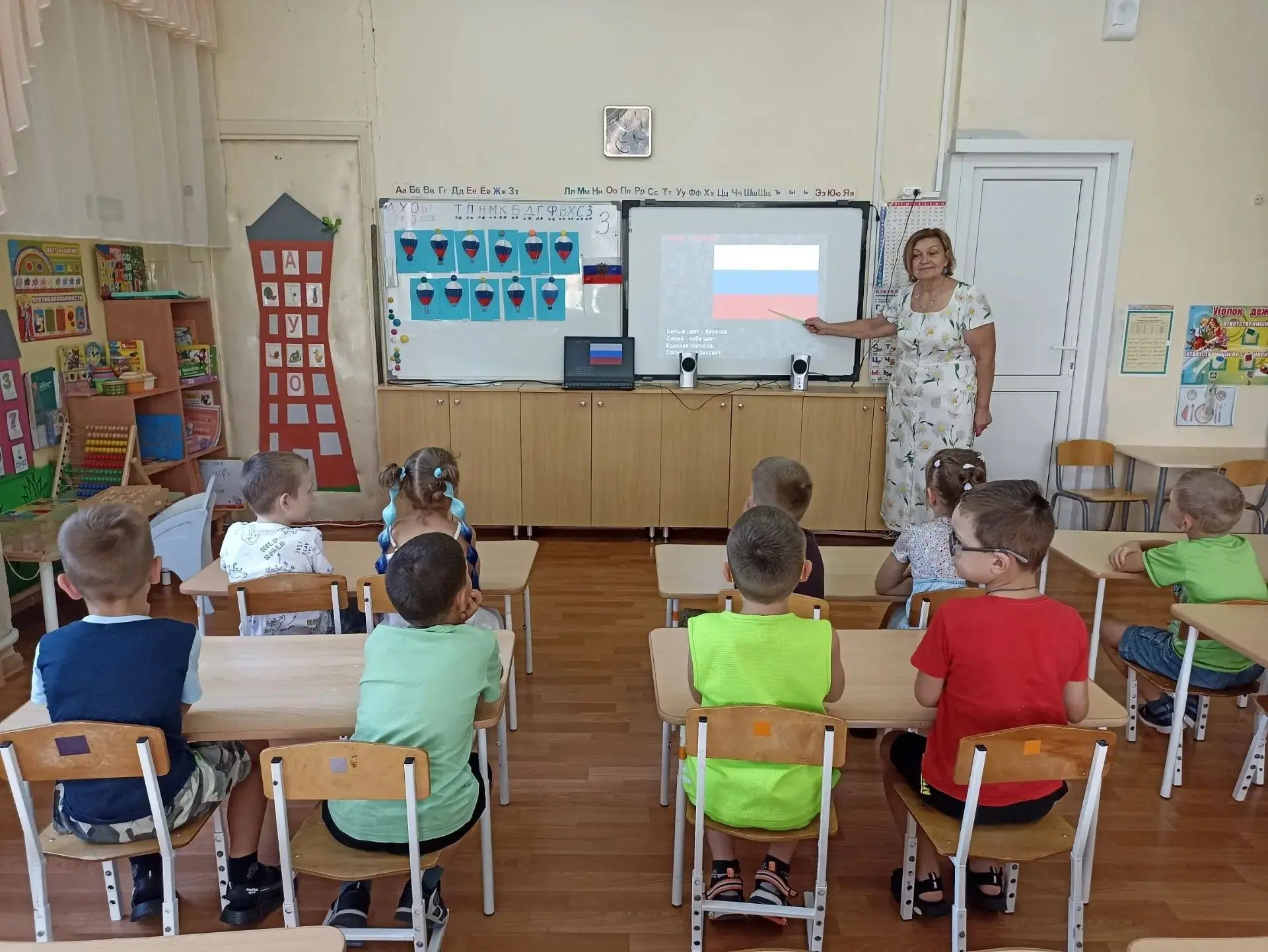 22 августа в России празднуют День флага. К этому событию в детском саду организовали т...