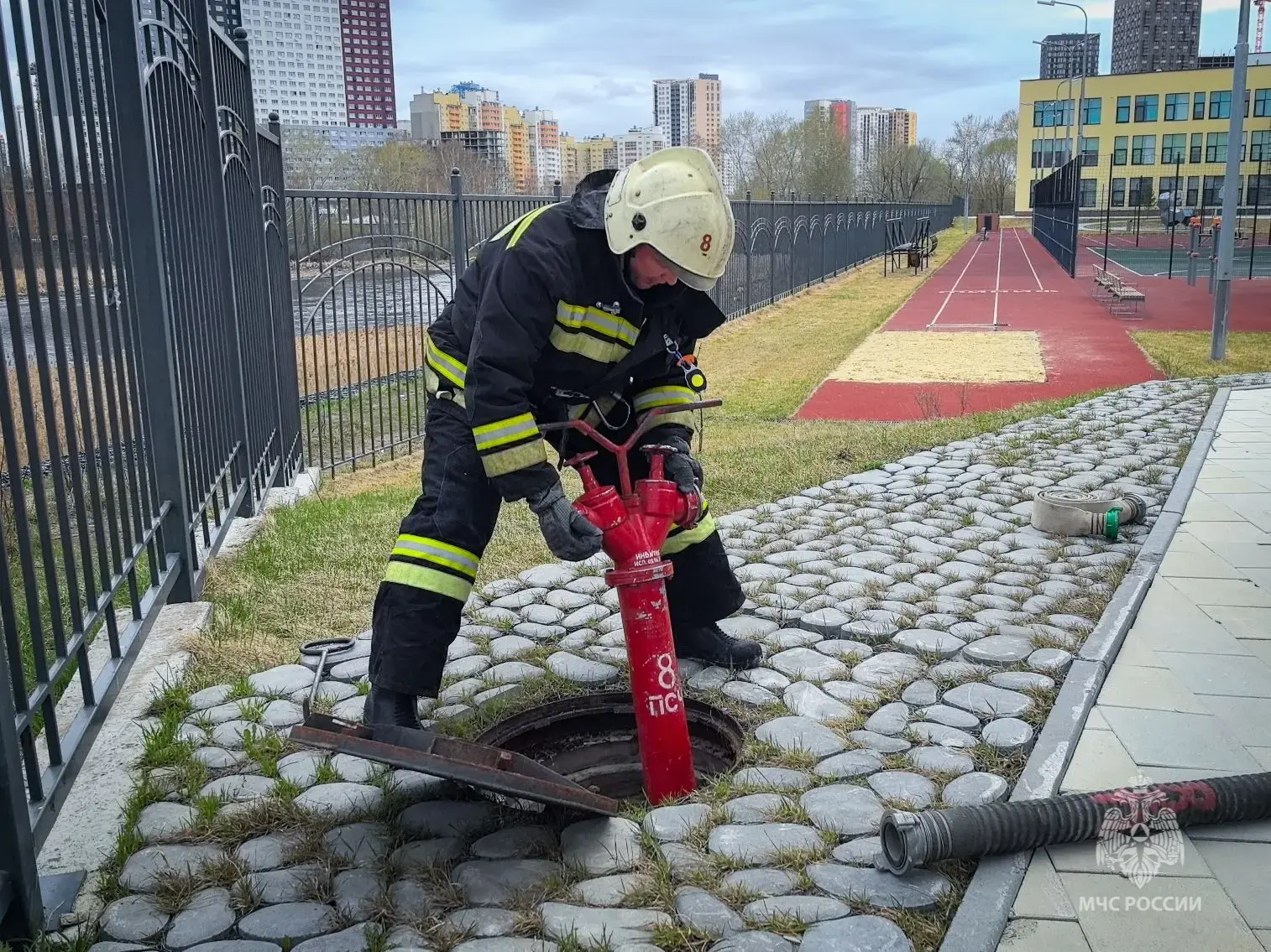 🧯🚒Пожарно-тактическое занятие с эвакуацией в МАОУ СОШ №300 «Перспектива»  Сотрудники 1 пожарно-спаса