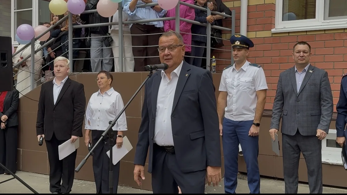 Сегодня, в школах № 3 и № 4 п. Медведево, на торжественных линейках, посвященных началу...