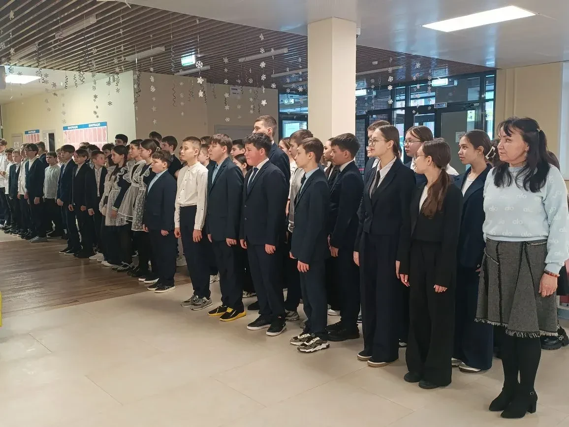 🇷🇺Новая учебная неделя стартовала под флагом России! 🇷🇺 🕗Сегодня в нашей школе прошла торжественная 