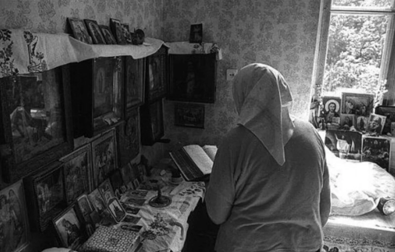 "ТАК ПРОСТО… И ТАК СЛОЖНО".

Кричит приятельница в трубку… Мужу пришла повестка. Ругается на всех. И