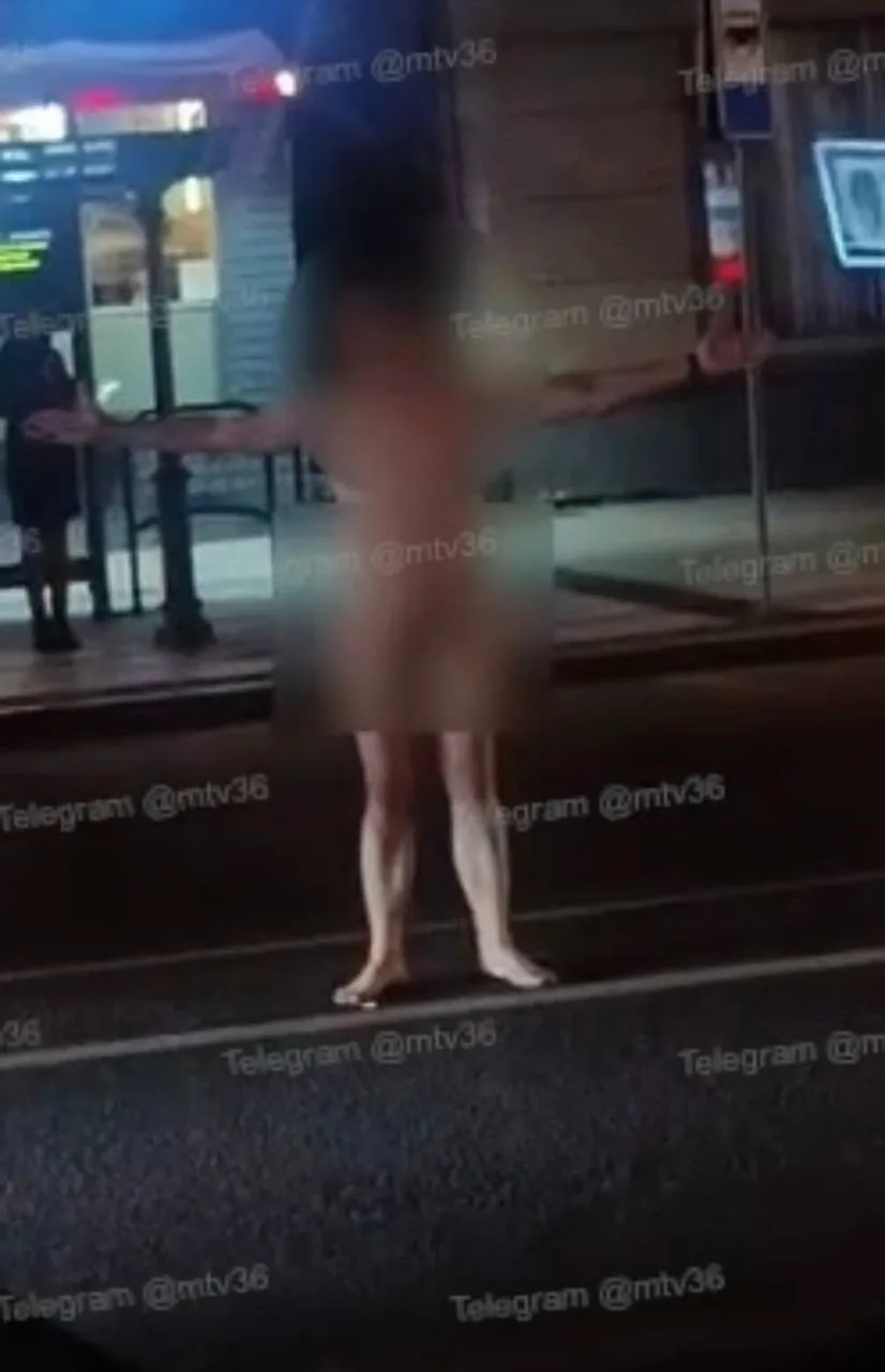 😳 Голый мужчина продемонстрировал свою половую принадлежность на весь проспект Революции